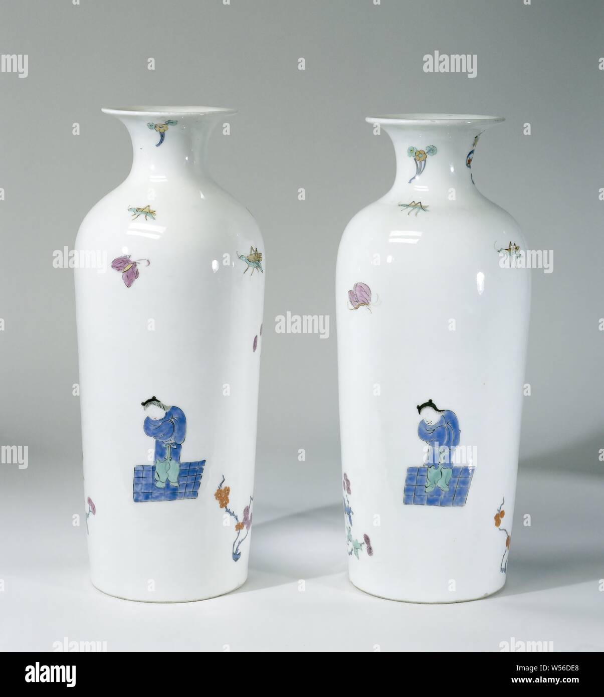 Vase, multi-couleur peint avec un décor Kakiemon, vase cylindrique en porcelaine peinte. Le vase est décoré avec un garçon en vert et bleu debout sur un sol bleu à carreaux, un bouquet de fleurs en bleu et violet attachées ensemble avec un ruban bleu et vert Kylin. Le fond est non. Le vase n'est pas marquée., Meissener Porzellan Manufaktur, Meissen, ch. 1725 - c. 1730, porcelaine (matériau), h 29,2 cm × d 11,6 cm Banque D'Images