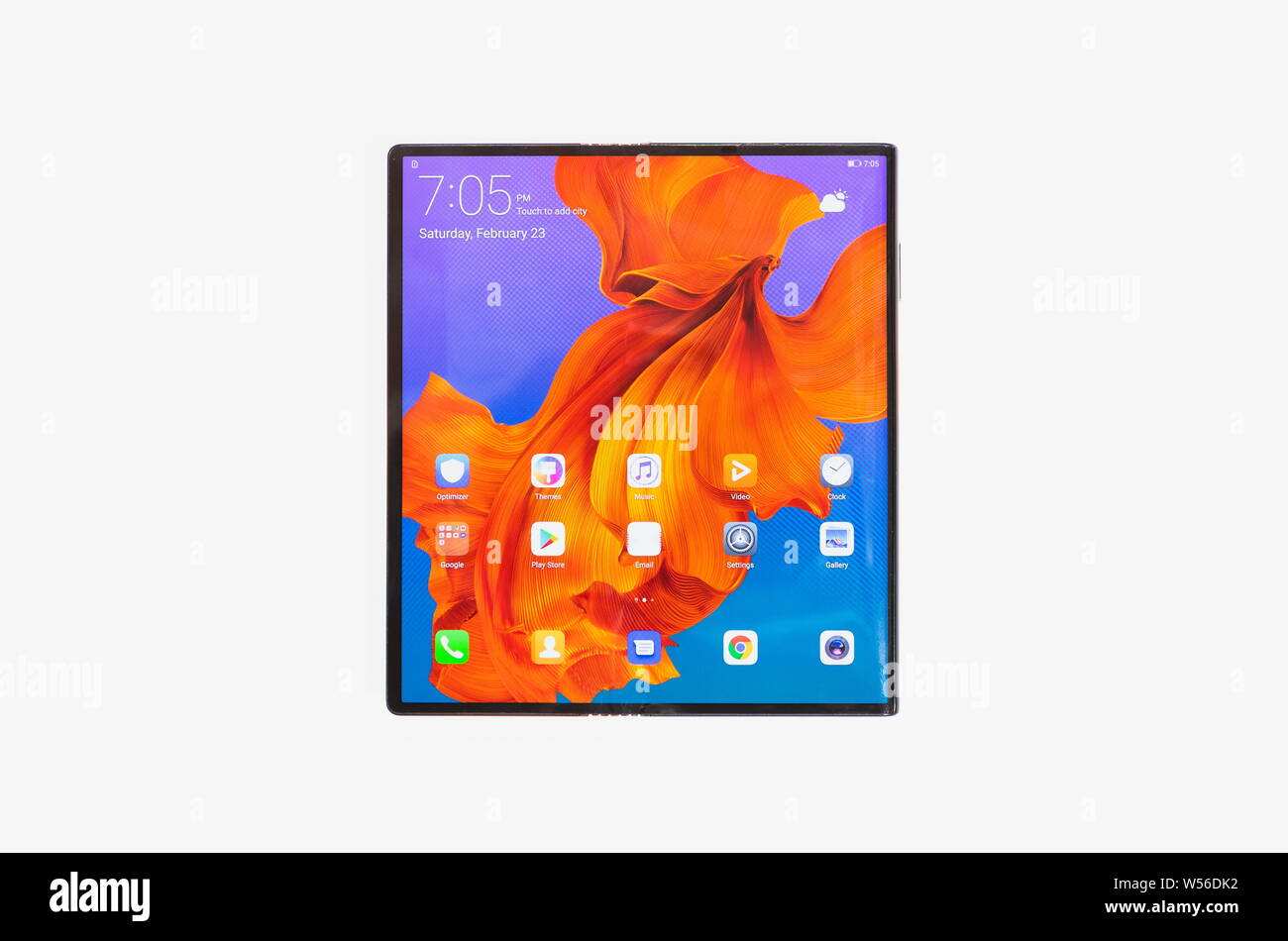 Un Huawei Mate X, le premier smartphone 5G de Huawei, pliable s'affiche lors du Mobile World Congress 2019 à Barcelone, Espagne, 24 février 2019. Banque D'Images