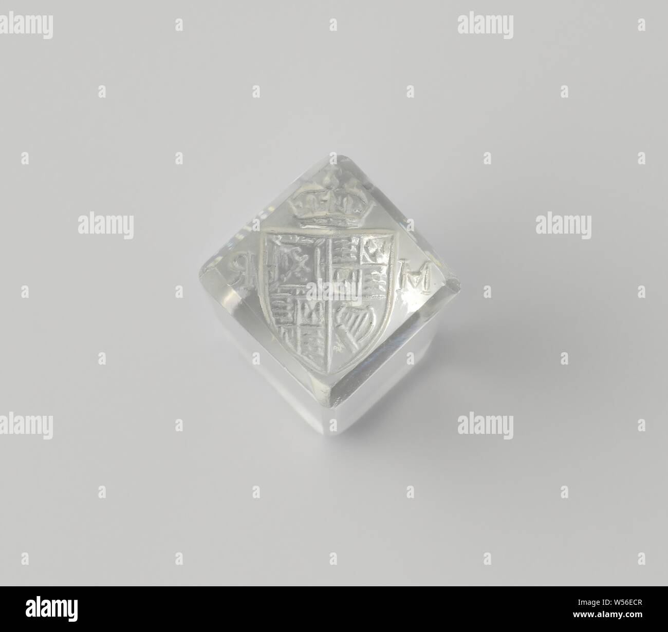 Sceau de verre par Marie II Stuart, reine d'Angleterre et d'Écosse, avec l'impression, avec l'impression. Dans un fort moderne, en Angleterre, en Écosse, Marie II Stuart (Reine d'Angleterre, Ecosse et Irlande), anonyme, c. 1400 - c. 1950, verre, coupe, H 1,3 cm l 0,9 cm × d 0,9 cm h 4,3 cm l 15,6 cm × 15,6 cm d Banque D'Images