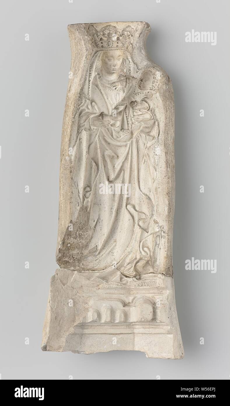 Fragment d'un modèle pour une Vierge Marie avec l'enfant, partie inférieure du tuyau de moule pour le front d'une Vierge Marie avec l'enfant, Madonna : ie Marie avec l'enfant Jésus, anonyme, Utrecht, ch. 1450 - c. 1500, d'une pipe d'argile, H 7,2 cm × w 9,6 cm × d 3.5 cm Banque D'Images