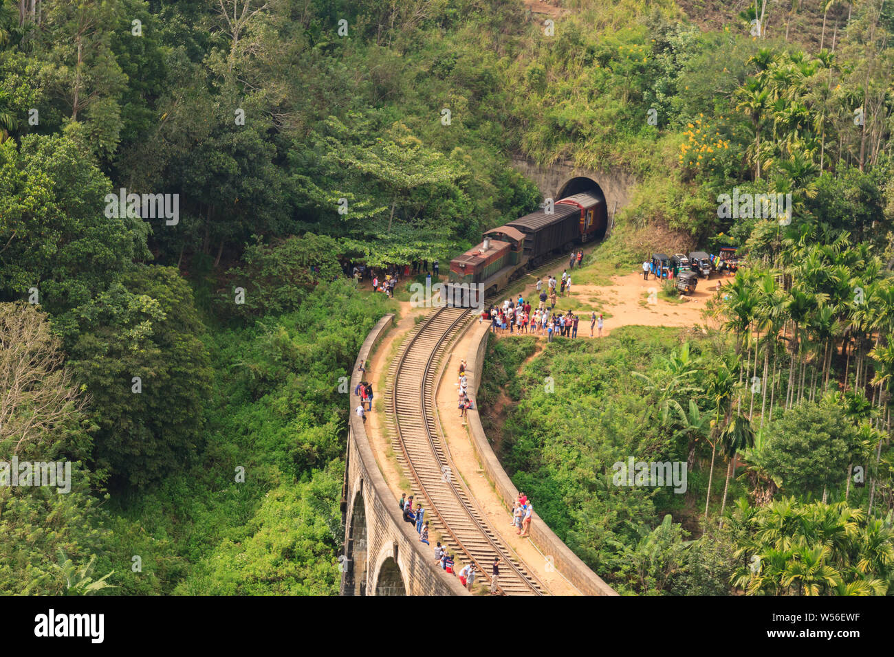 Train de Kandy à Ella traversant le Pont Neuf Banque D'Images