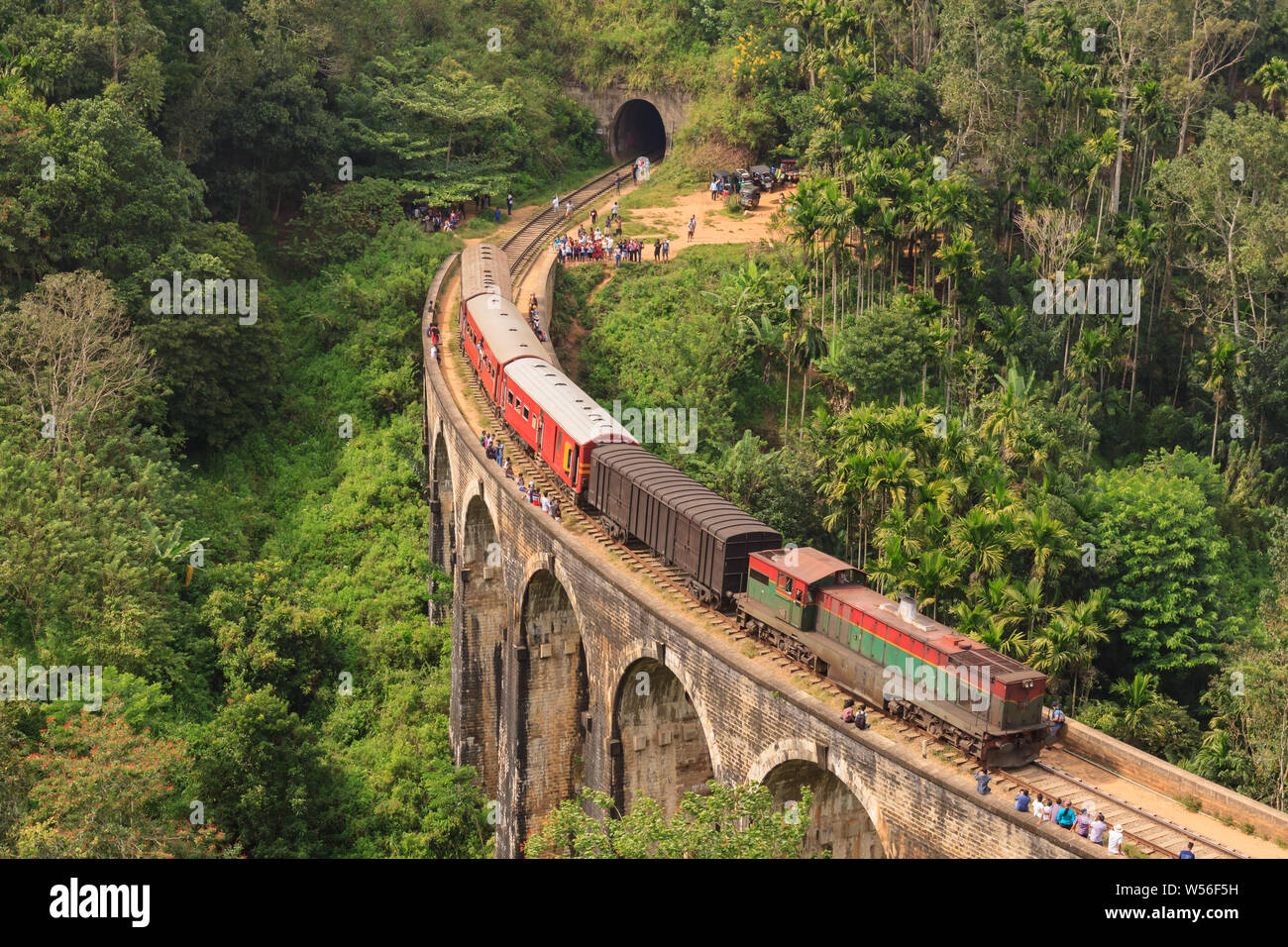 Train de Kandy à Ella traversant le Pont Neuf Banque D'Images