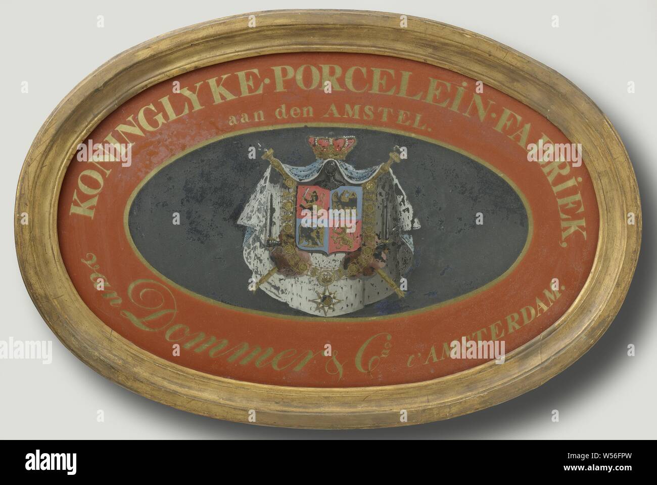 Nom de la plaque ovale Dommer & Cie, plaque ovale avec un verre dans un cadre en bois doré avec les armoiries du royaume des Pays-Bas autour de laquelle l'inscription : KONINGLYKE.PORCELEIN.FABRIEK, aan den AMSTEL. van Dommer & Co. t'AMSTERDAM, Dommer et Co, anonyme, Pays-Bas), ch. 1808 - c. 1810, le verre, le bois (matière végétale), h 50,3 cm × 75,2 cm × w t 4,8 cm Banque D'Images