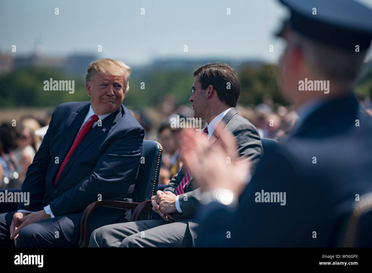 Président américain Donald Trump s'entretient avec le nouveau Secrétaire de la Défense, le Dr Mark T. Esper, centre, au cours d'une cérémonie d'accueil tous les honneurs au Pentagone le 25 juillet 2019 à Arlington, en Virginie. Banque D'Images