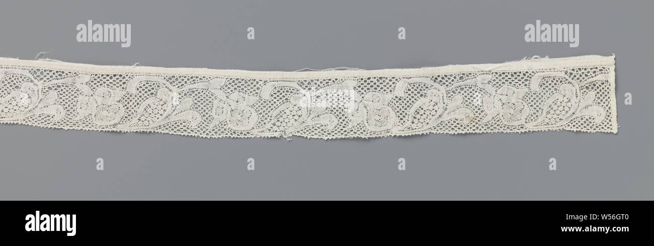 Bande de dentelle avec de la fleur et de réserve en forme de goutte, Bande de dentelle de couleur naturelle. Le motif récurrent est composé d'une fleur entre deux feuilles sur une tige ondulante horizontalement avec de longues feuilles gondolées. Une réserve en forme de goutte repose sur la partie inférieure de la tige. Les motifs sont réalisés en lin. Ils sont reliés par un terrain 5 trous. Deux motifs décoratifs ont été utilisées, dont une dans la réserve avec des balles avec un trou au milieu. Le bord inférieur est fini avec picots. Les côtés sont finis avec un ourlet et une bande de lin tissé est cousu sur Banque D'Images