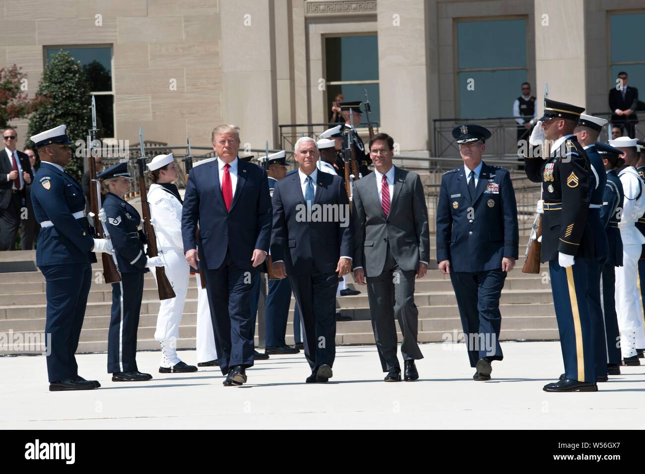 Président américain Donald Trump, gauche, arrive en même temps que Vice-président Mike Pence, 2ème à gauche, le nouveau Secrétaire de la Défense, le Dr Mark T. Esper et vice-président du Conseil des chefs d'état-major général Paul Selva, droite, au cours d'une cérémonie d'honneurs officiels au Pentagone le 25 juillet 2019 à Arlington, en Virginie. Banque D'Images