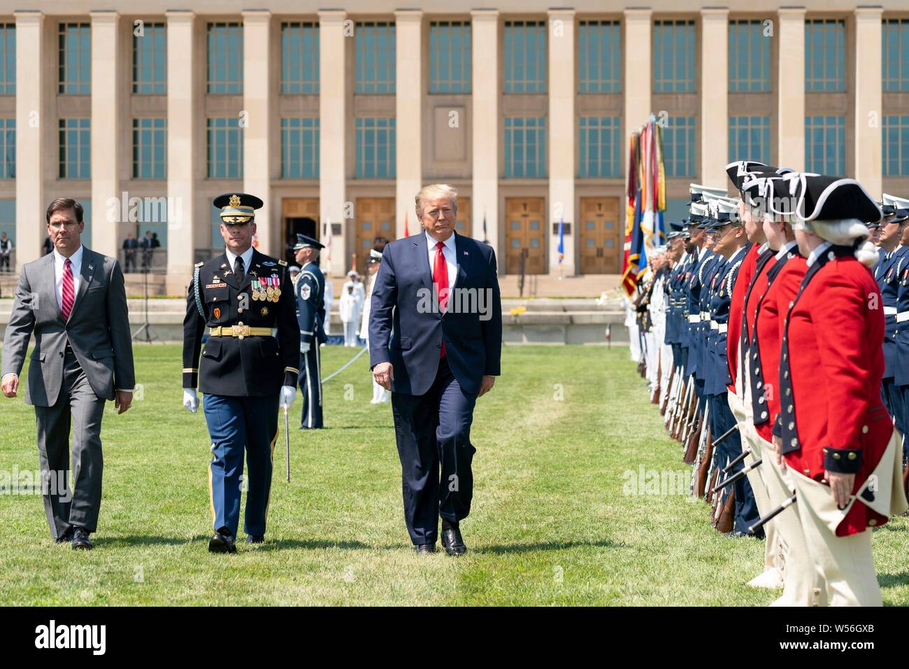 Président américain Donald Trump, droite, commentaires de la garde d'honneur avec le nouveau Secrétaire de la Défense a confirmé le Dr Mark T. Esper au Pentagone le 25 juillet 2019 à Arlington, en Virginie. Banque D'Images