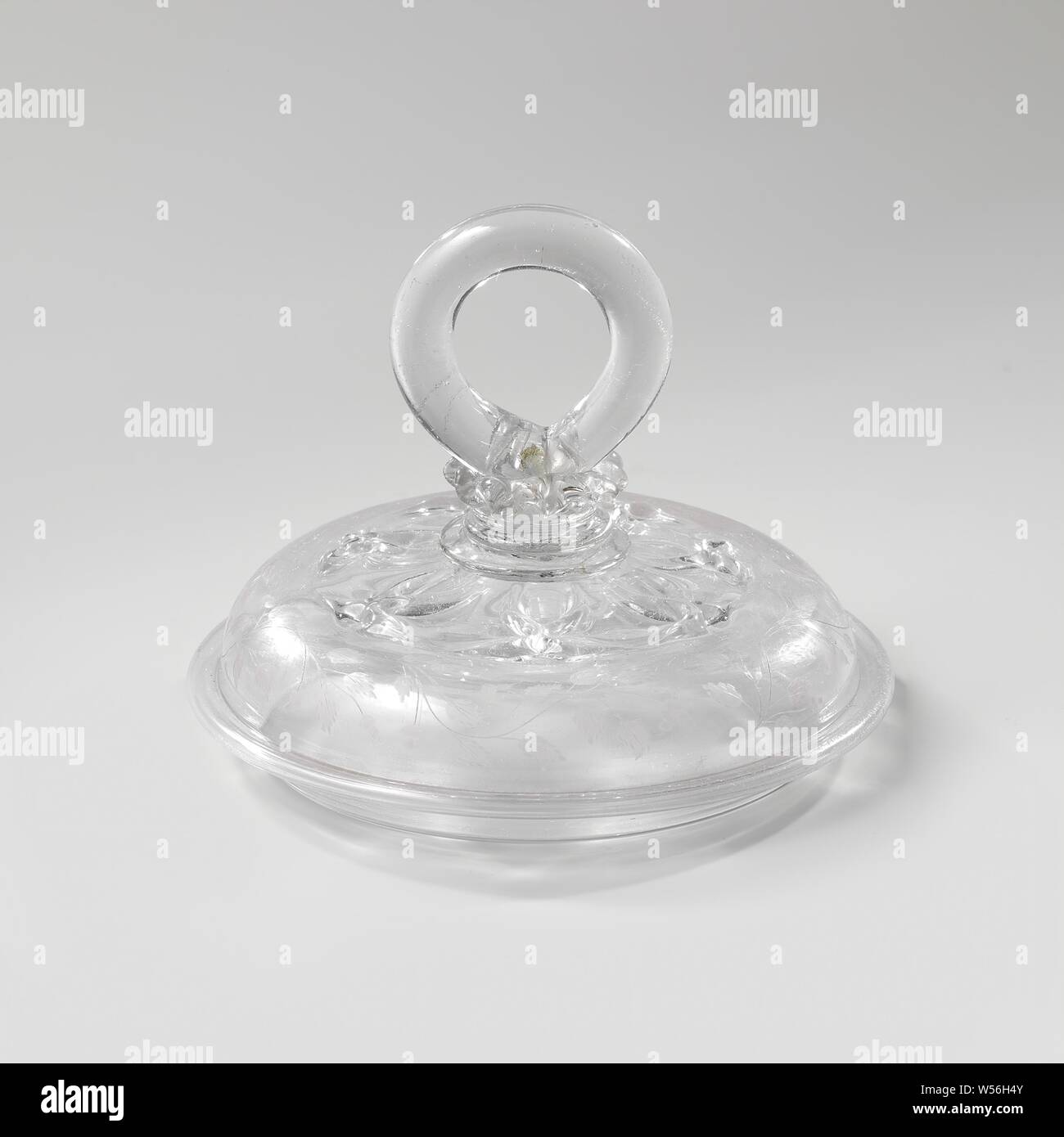 Couvercle d'un pot avec le bouton en forme d'anneau, feuille de chêne et couvercle voûté de verre clair, incolore, avec ornement moule à soufflé soufflé en forme. Bouton annulaire. Sur le couvercle d'un bord continu de branches avec des feuilles de chêne dans la gravure de roue., anonyme, c. 1680 - c. 1700, verre, soufflage du verre, h 11,5 cm × d 15 cm Banque D'Images