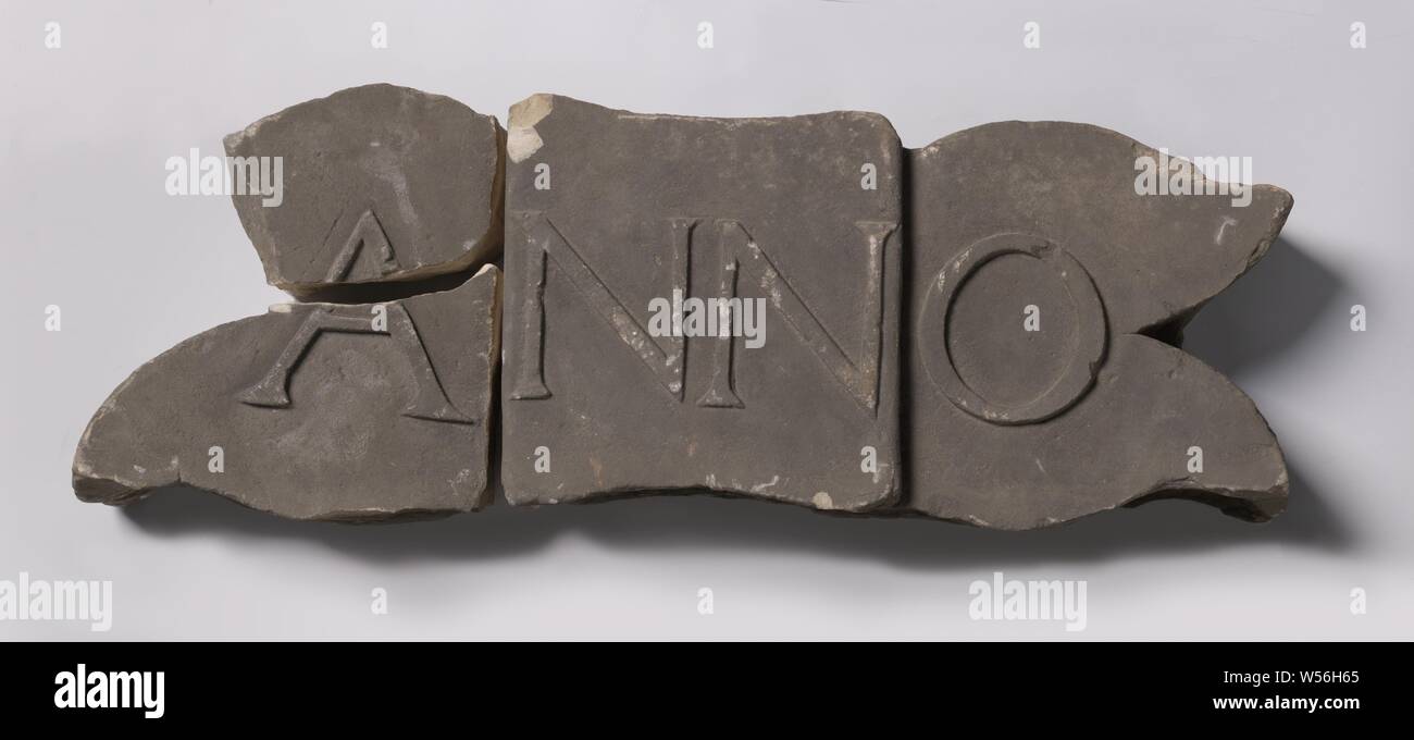 De brique avec l'inscription ANNO, ruban avec ANNO. La pierre est cassée en trois morceaux. Le point supérieur gauche du ruban est manquant. Le ruban appartient à un ruban avec l'année 1712., Pays-Bas (peut-être), ch. 1712, h 32,5 cm × w 31 cm × d 14 cm H 20 cm × 32 cm × w d 12 cm H 32 cm × 30,5 cm × w d 12 cm l 30,5 cm × w 93 cm × d 15 cm w 62 kg Banque D'Images
