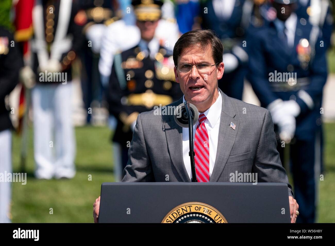 La Secrétaire de la Défense Mike Esper prononce une allocution au cours de sa cérémonie d'accueil tous les honneurs au Pentagone le 25 juillet 2019 à Arlington, en Virginie. Banque D'Images