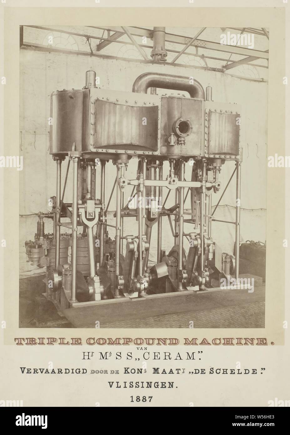 Composé de Triple Machine SGRH SS Ceram, Photo d'un moteur à vapeur, avec la légende, le nom de la machine en rouge / jaune, le reste en noir. Inscription, o . : ''par la Société royale De Schelde' ', le rinçage, la Société royale De Schelde'', Koninklijke Maatschappij De Schelde, 1887, papier, carton, h 45,7 cm × w 35 cm Banque D'Images