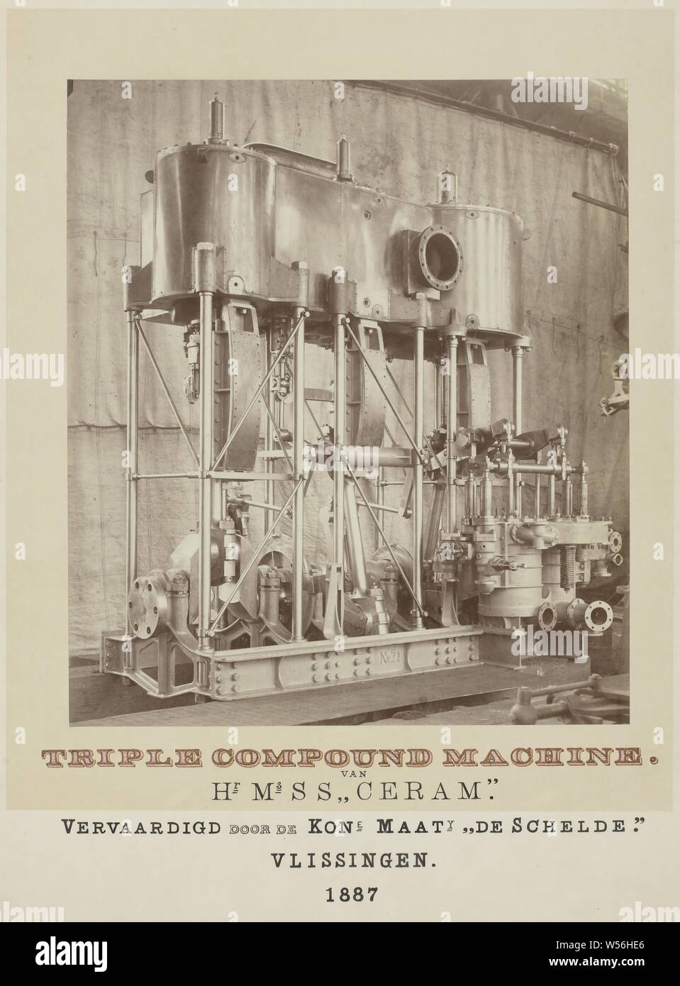 Composé de Triple Machine SGRH SS Ceram, Photo d'un moteur à vapeur, avec la légende, le nom de la machine en rouge / jaune, le reste en noir. Inscription, o . : ''par la Société royale De Schelde' ', le rinçage, la Société royale De Schelde' ', Koninklijke Maatschappij De Schelde, 1887, papier, carton, h 45,7 cm × w 35 cm Banque D'Images