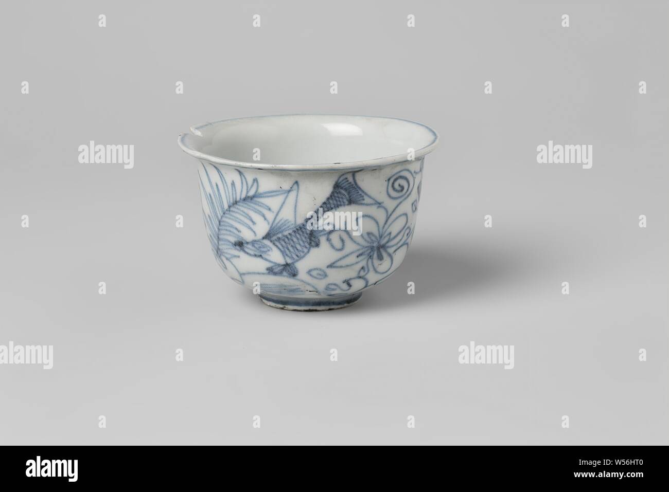 Bol à thé à partir de la V.O.C. expédier le 'Witte Leeuw", complète. Bol à thé avec mur droit et d'une lèvre d'edge qui se replie vers l'extérieur. La bague de pied est droit et facettes. Le shard est fin et blanc et n'a pas de contamination. La base est plate et à peu près terminé avec crêtes radiales. Pas de four sable était trouvé. L'émail est épais et laiteux et présente des fissures et trous d'où la glace est mince. La décoration est faite en sous glaçure bleu cobalt. L'extérieur est sketchily décoré de quatre carpes entre les plantes aquatiques, Sainte-Hélène, la Dutch East India Company, anonyme, Jingdezhen, avant 1613, la porcelaine (matériau Banque D'Images