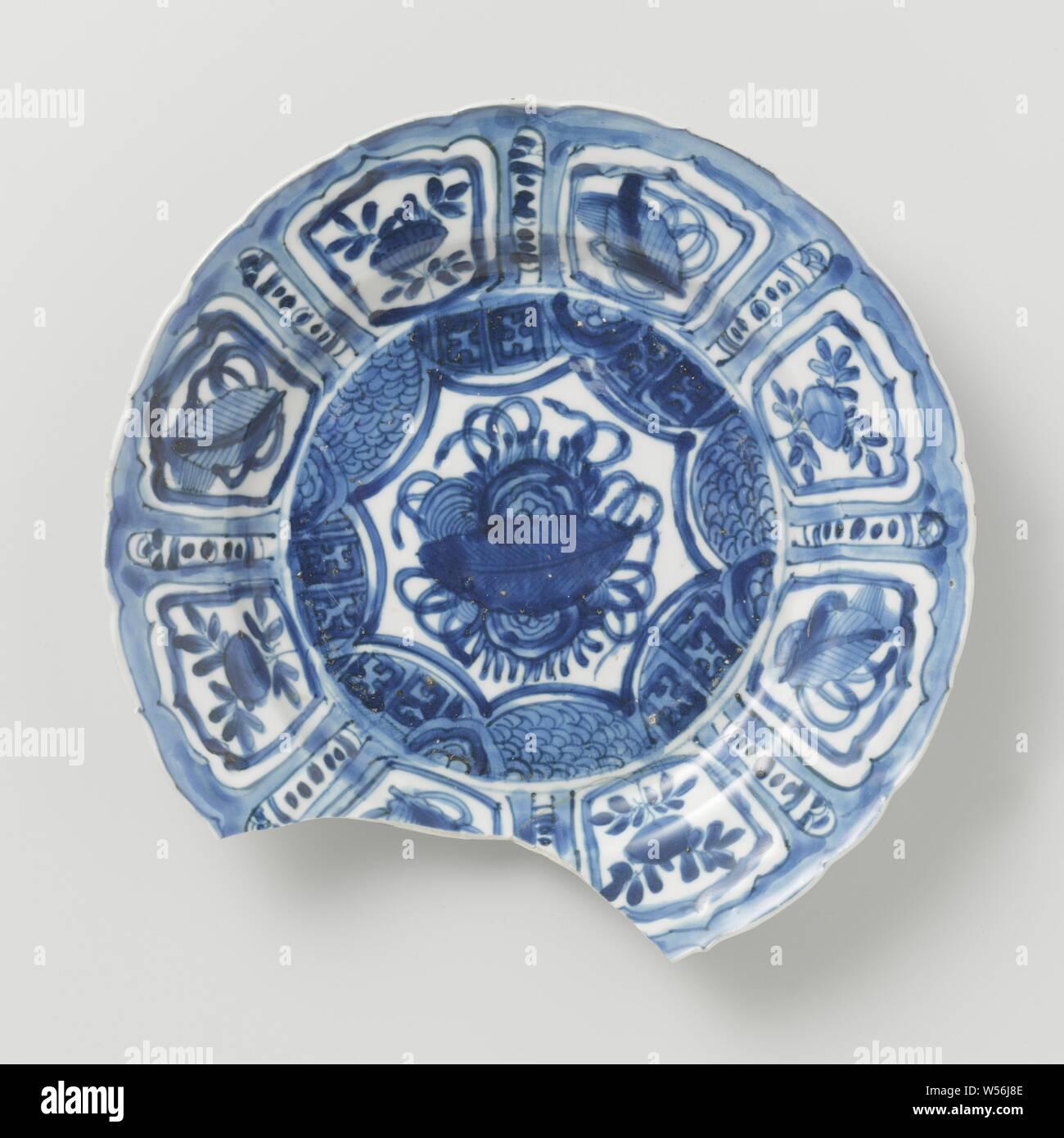 Kraak porcelaine plaque de la V.O.C.-ship le 'Witte Leeuw', en Chine, avant 1613, dynastie Ming-(1368-1644) / Wanli-période (1573-1619), porcelaine, émail, porcelaine, cobalt (minéral), la vitrification, H 3,1 cm × d 21,9 cm Banque D'Images