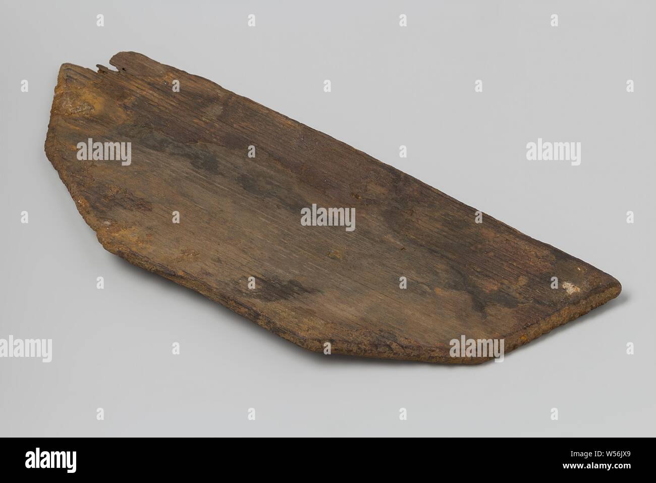 Couvercle d'un cercueil de fragments de l'épave du East Indiamen Hollandia, fort, membre, fragm, 1 avec 1 demi-côté droit long et cinq côtés contours, légèrement courbé, Annet, Dutch East India Company, Hollandia (navire), anonyme, Pays-Bas, 1700 - dans ou avant le 13-Aug-1743, le bois (matière végétale), h 15,4 cm × w 5,9 cm × 0,6 cm t Banque D'Images