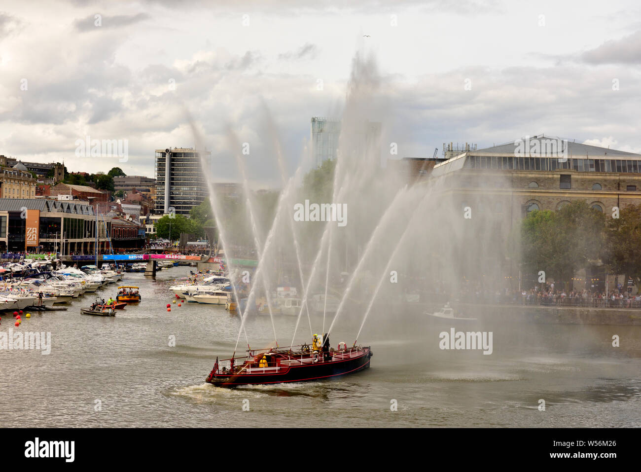 L'ancienne Pyronaut bateau de lutte contre l'incendie en donnant la démonstration de ce canon à eau puissant dans le port de Bristol Banque D'Images