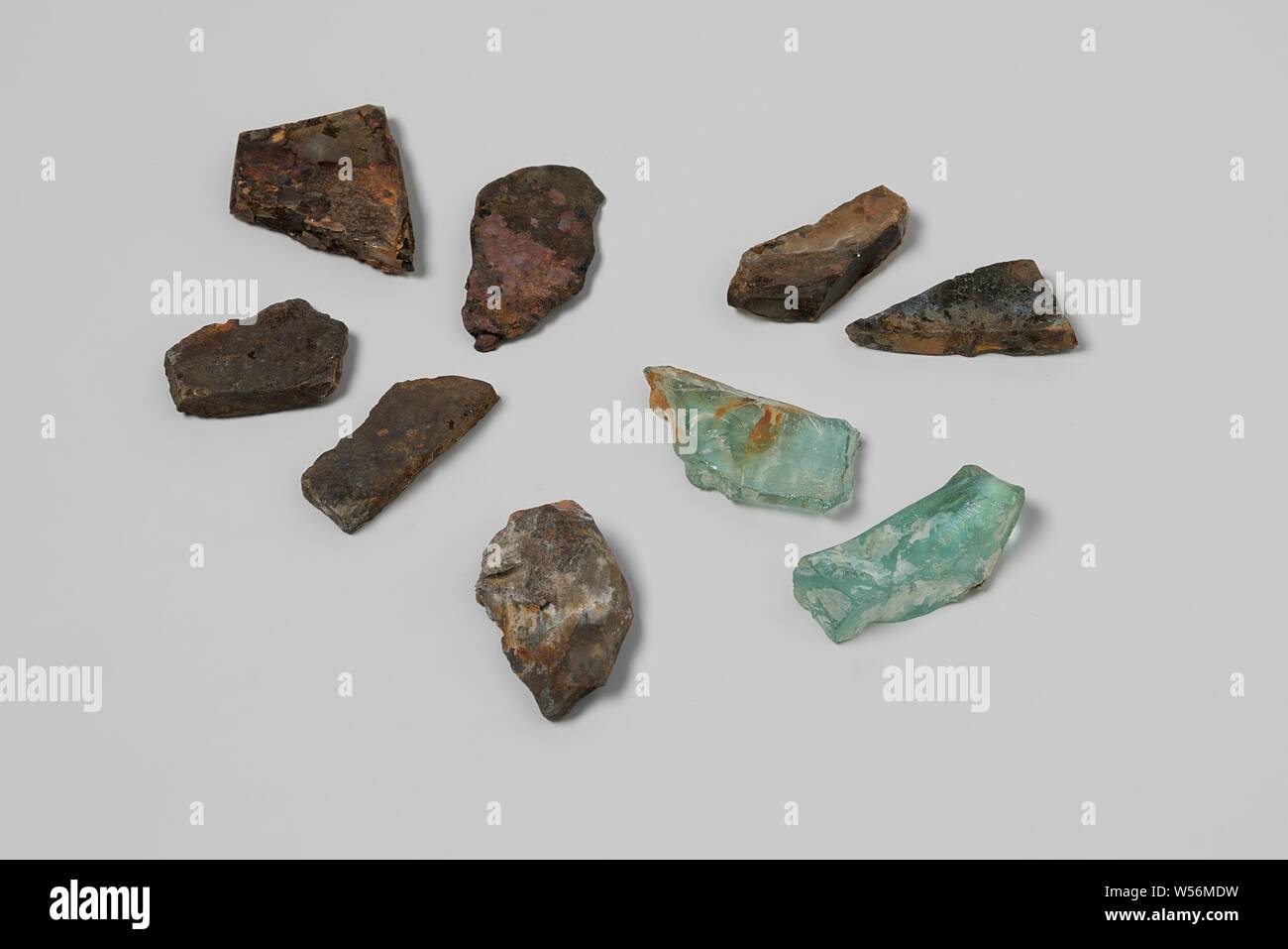 Des tessons de bouteilles de vin et une bouteille de la cave de l'épave d'Indes marin 't Vliegend Hart, qui a été détruit en 1735, sept gravement endommagé des fragments de verre d'une bouteille de vin et deux fragments de vert brillant peut-être une cave bouteille, Dutch East India Company, 't Vliegend Hart (navire), 1700 - 1735, soufflage, H 0,4 cm × 2.4 cm × w d 2 cm × H 0,3 cm × 2.1 cm × w d 1,4 cm Banque D'Images