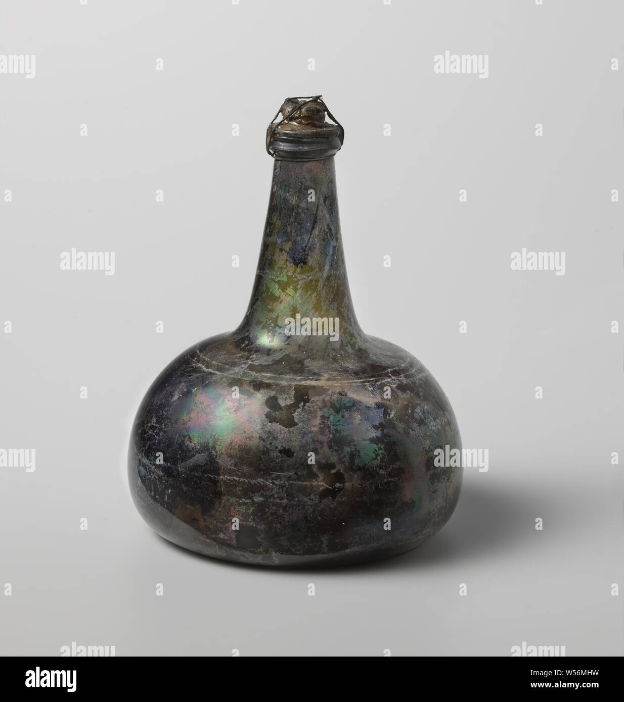 Bouteille de vin avec vin de l'épave d'Indes' t Vliegend Hart, en forme de bouteille de vin de l'oignon vert de verre rempli de vin rouge (port) et scellé avec du liège et de fils que le liège est censé les maintenir en place, Dutch East India Company, 't Vliegend Hart (navire), Pays-Bas, 1700 - 3-NOV-1735, vin, h 18,4 cm d 3,1 cm d 14,4 cm Banque D'Images