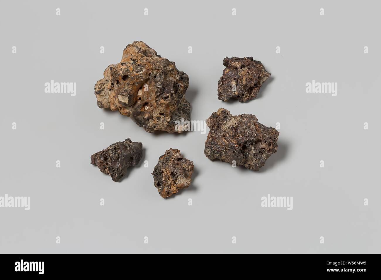 Les déchets résiduels à partir de charbon de l'épave du navire East Indies 't Vliegend Hart, Stony montant de déchets résiduels de la combustion du charbon. Cinq pièces. Slug, Dutch East India Company, 't Vliegend Hart (navire), Pays-Bas, 1735 - 2-Mar-1735, scories, H 3,5 cm × 5 cm × w d 3.5 cm × H 2 cm × w 2,5 cm × 1,5 cm d Banque D'Images
