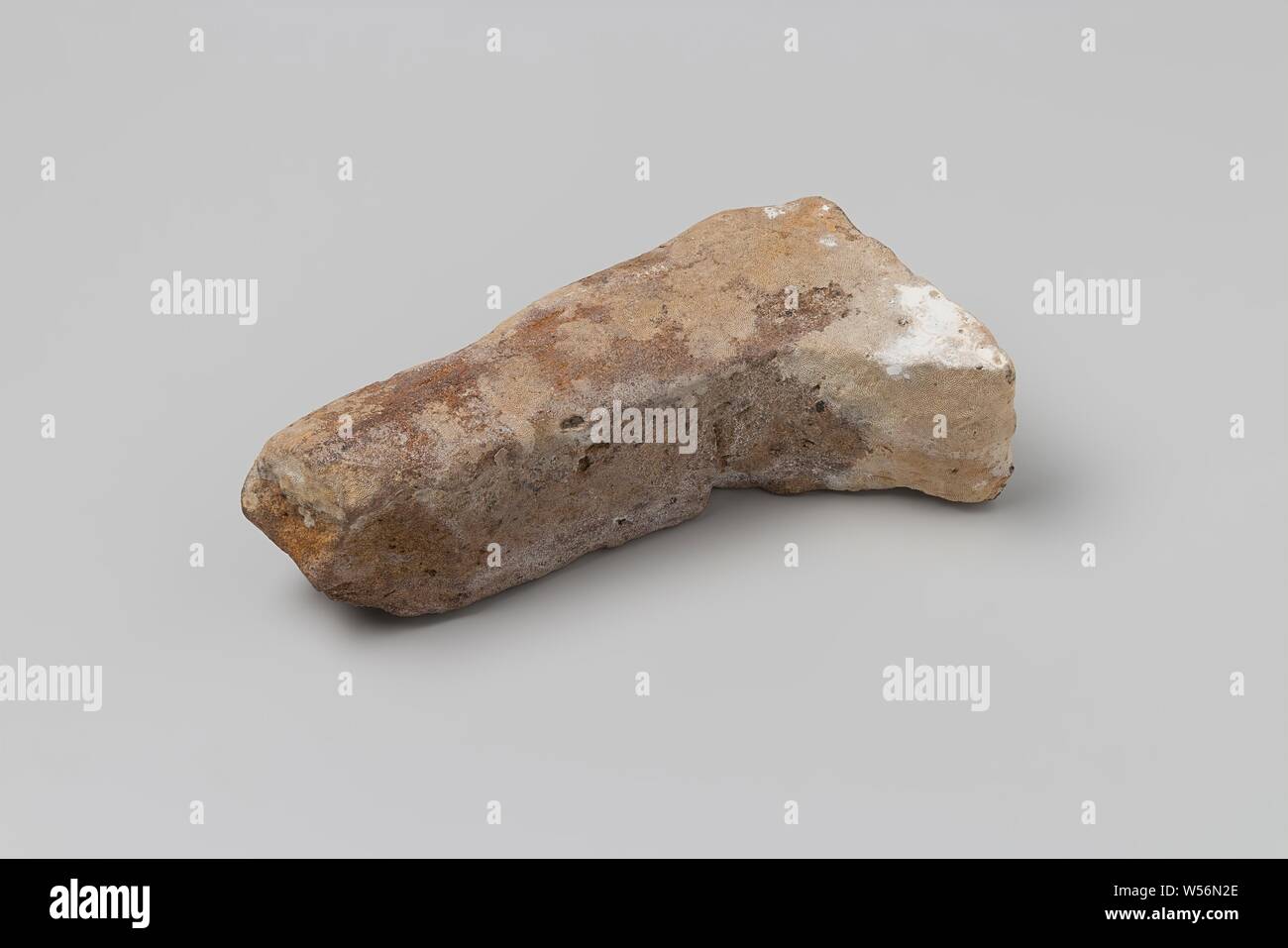 Des tessons de bouteilles de la cave de l'épave d'Indes' t Vliegend Hart, six grands fragments de bouteilles cave carré : deux fonds et quatre (court) cou avec des entrailles. Et un certain nombre de plus petits fragments. Le verre est vert à l'origine mais dans de nombreux cas, décolorée ou couverts de dépôt. Trois d'étranglement contiennent encore des traces de vernis et de Cork. Bouteille de cas, Dutch East India Company, 't Vliegend Hart (navire), Middelburg, 1700 - 2-Mar-1735, Cork, H 7,8 cm × w 10 cm × d 10 cm × H 2,1 cm × w 3.2 cm × d 2.3 cm Banque D'Images