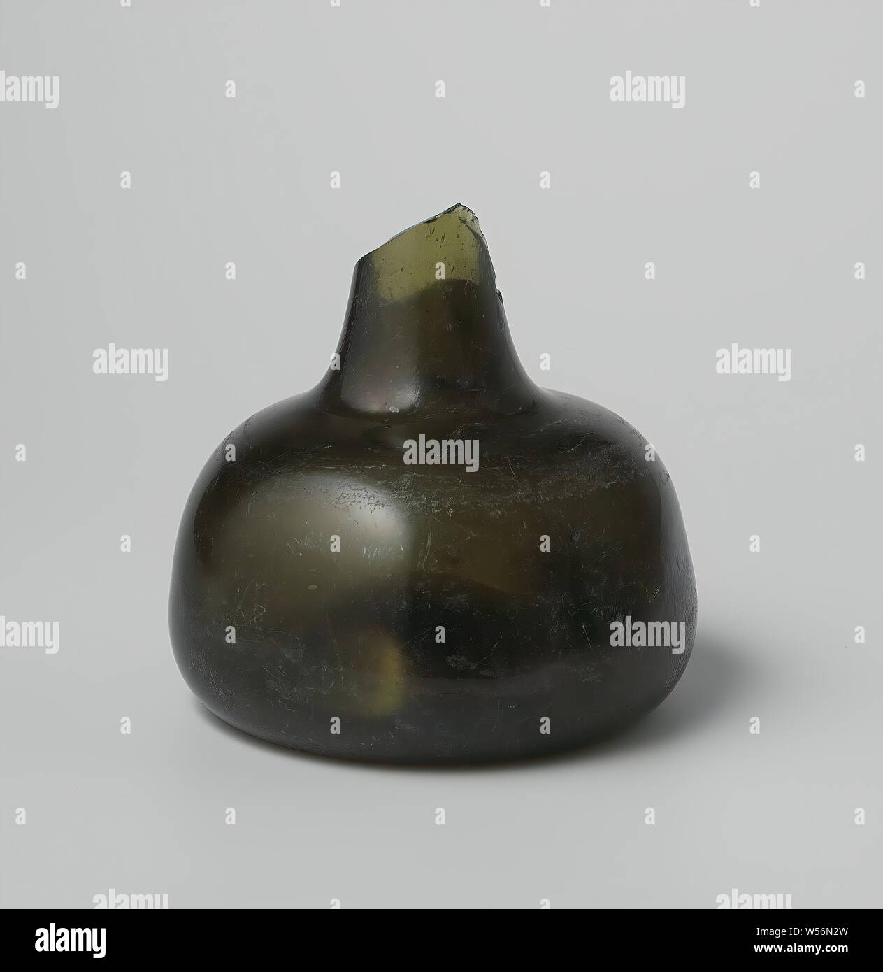 Bouteille de vin de l'épave du navire East Indies 't Vliegend Hart, en forme d'Oignon bouteille avec fracture du cou de verre vert qui contenait du vin rouge (port), Dutch East India Company ' t Vliegend Hart (navire), Pays-Bas, 1700 - 2-Mar-1735, verre, h 13,6 cm × 14,5 cm d Banque D'Images