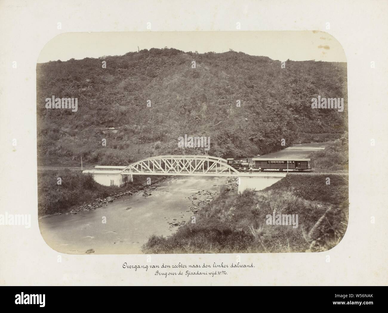 Passage de la droite à la gauche de la paroi de la vallée. Pont sur l'échelle de l'Tjibadak 6126 M. (titre sur l'objet) sur des chemins de fer de l'état Java (titre de la série), le pont ferroviaire sur le Tjibadak. Un train est en attente sur la piste près du pont. Partie d'un groupe de 62 photos dans une boîte avec l'inscription "Chemins sur Java' de 1888, Tjibadak, anonyme, Java, 1880 - 1888, du papier photographique, à l'albumine, h 227 mm × W 320 mm h 300 mm × W 402 mm Banque D'Images