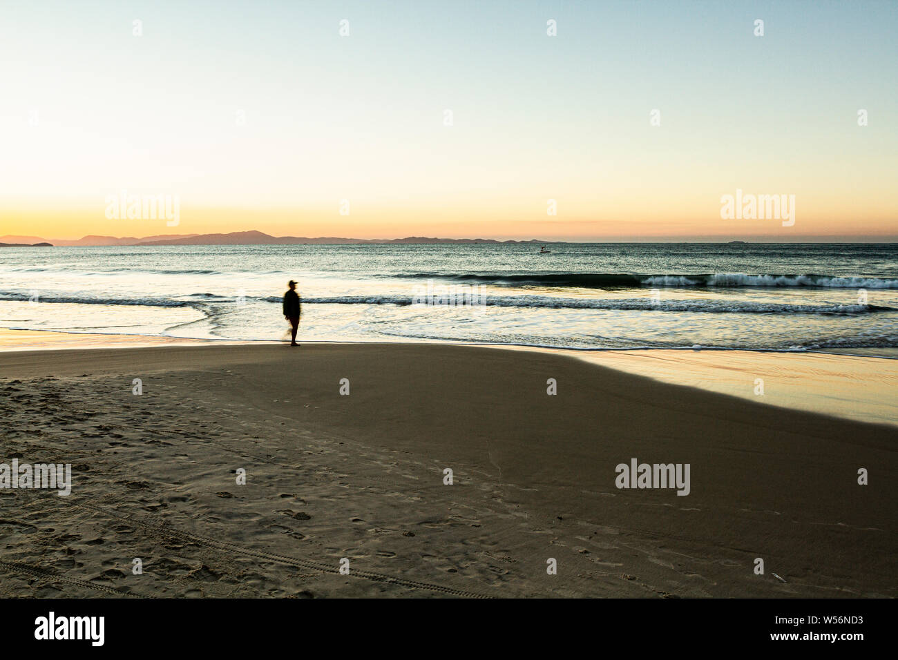 Silhouette d'une personne marchant sur Lagoinha Beach. Florianopolis, Santa Catarina, Brésil. Banque D'Images