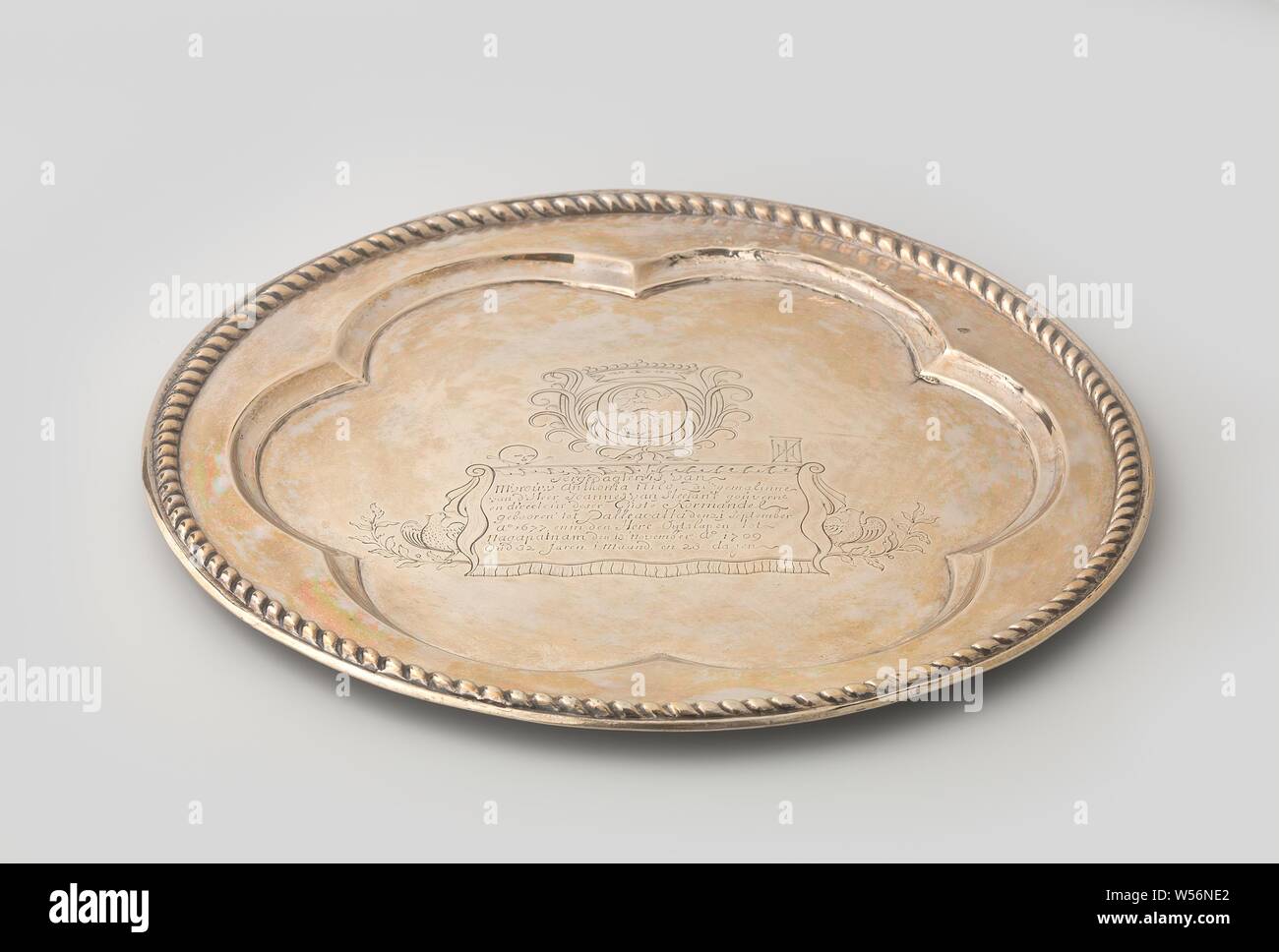 Bague cadeau en souvenir d'Anthonia Nilo, épouse de Joannes van Steelant, rond anneau verseur avec une bordure de la torsade motifs. Approfondi partie moyenne avec six lobes. Texte central sur une draperie, tenu par deux pigeons sur une branche. Le texte ci-dessus : arme couronné entre deux vrilles stylisées. Gauche et à droite de ce respectivement un crâne et d'un sablier, Negapatnam Anthonia, Nilo, Johannes van Steelandt, Dutch East India Company, anonyme, Nagappattinam, 1709, de l'argent (métal), d 29,5 cm × W 439 Banque D'Images