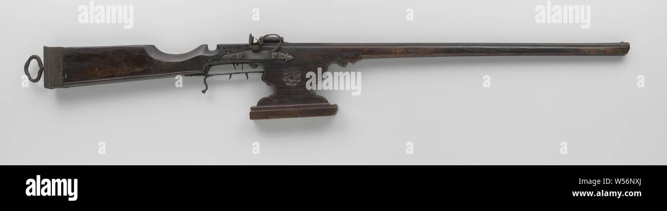Pistolet Cible, la plaque de verrouillage a façonné les extrémités de trois épaisseurs de draps. Le canon est de la soi-disant halber type Kistenlauf, avec une culasse de carré, le pare-soleil arrière tube en fer est décoré comme une spirale, le pare-soleil grain est le cuivre, le canon est partiellement ciselé avec des panneaux, des lignes, des lettres et des chiffres et des spectacles reste incrusté de fil de cuivre, y compris un diamant avec un O et les lettres la [..] Nous [..] flanqué d'entartrage de cuivre dans un motif en zigzag, et l'année 1618 flanquée de kips. La fiole de noyer est simplement couper et se termine en bas dans un tiroir avec une fleur sur Banque D'Images