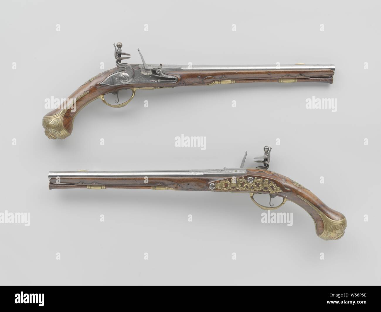 Paire de pistolets à silex pistolet à silex, la décoration de cette arme est de haute qualité. Partie d'un couple. La platine est gravée avec la feuille morte et une signature, une gorge fonctionne sur la plaque arrière, feux arrière à l'interne. bleui La culasse du canon est joint à partir de ci-dessous, une nervure s'exécute en plus, interrompu par des feuilles d'acanthe ciselées, gravé de la même signature que le verrouillage et l'hymne, chaque face du canon est estampillé en laiton avec une marque sous la forme d'un aigle bicéphale dans un bouclier, la même marque est sur le fond, le pare-soleil grain est d'airain. Le ballon est coupé avec, entre autres choses Banque D'Images