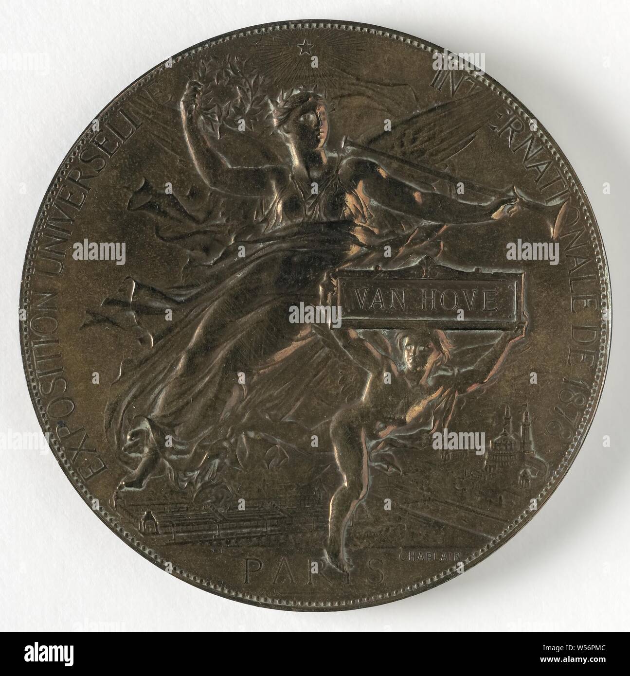 Prix décerné à Bart van Hove à l'exposition mondiale de Paris international, 1878 avec fort, médaille de bronze. A l'avant : ange avec une trompette à la main gauche et une couronne de laurier dans sa main gauche, une étoile brillante au-dessus d'elle. À ses pieds un second ange brandissant un cartouche avec l'inscription. Dans l'arrière-plan des bâtiments, vu en un mot. Avec bord pearl et signature. La tête d'une femme : marche arrière avec profil à gauche avec couronne de laurier dans les cheveux (France). Une étoile à cinq branches au-dessus de sa tête. Avec lettrage, signature et pearl border. Avec boîte d'accompagnement, Paris, Bart van Hove, Jules Clément Chaplain Banque D'Images