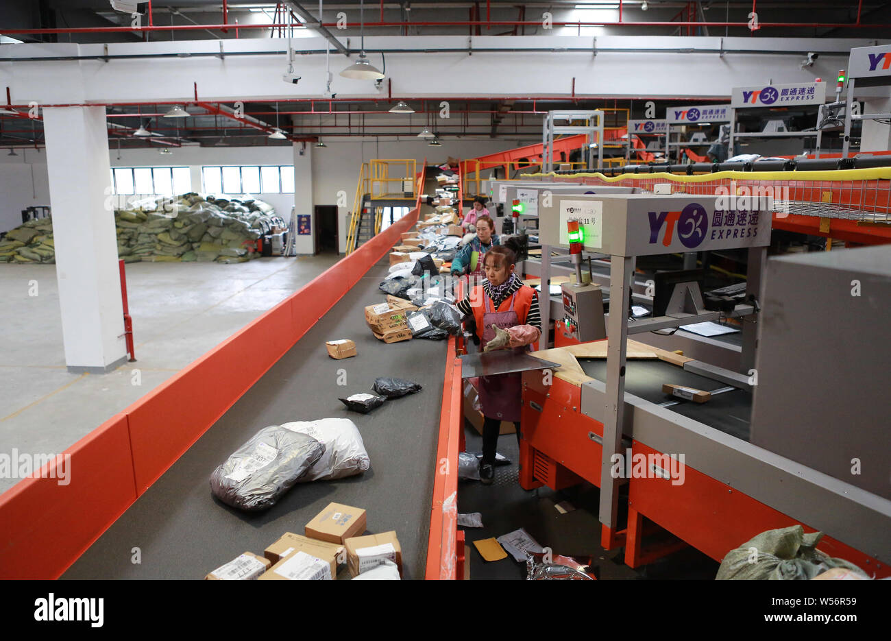 --FILE--travailleurs chinois trier les colis, dont la plupart sont des achats en ligne, à un centre de distribution d'une entreprise de livraison express à Guiyang c Banque D'Images