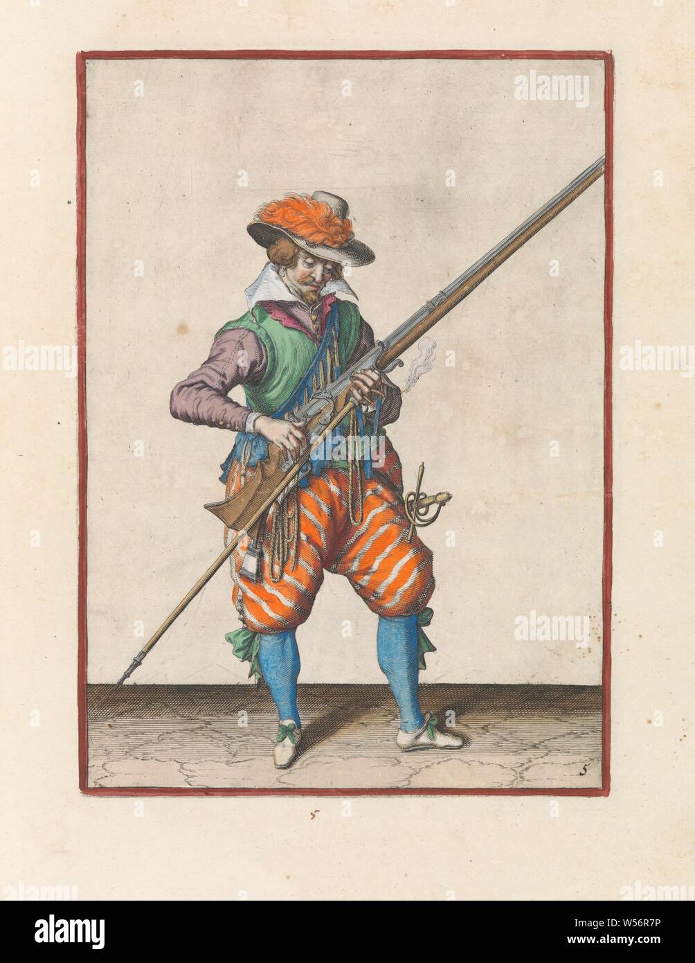 Soldat tenant son fusil avec sa main gauche à son côté droit inférieur droit Corte sur l'image figuerliicke maintenant un mousquet (un certain type d'arme à feu) avec sa main gauche près de son côté droit. Dans sa main gauche, outre le mousquet, également une furket (fourche) et un fusil mèche brûlant. Serrer sa main droite par le trigger de la mousquet. Cette gravure fait partie de la série de 43 exemplaires numérotés à la main de mousquetaires dans le Wapenhandelhe, maniement des armes, la formation militaire, les armes à feu : fusil, Jacob de Gheyn II) (atelier de), La Haye, ch. 1597 - 1607, papier, gravure, h 360 mm x l 260 mm Banque D'Images