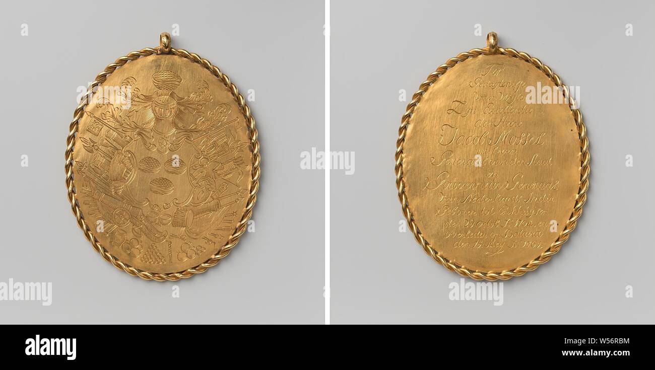 La mort de Jacob Mossel, médaille ovale Dorée avec l'anneau du support et bord tressé. A l'avant : trois coquilles de moules placés 2-1 en cartouche, au-dessus duquel un casque d'un faisceau avec une moule coquille comme une récompense. Autour d'une variété de militaria. Inverse : l'inscription inscrite dans l'écriture : en mémorial. VAN WIJLEN / SON EXCELLENCE / LE SEIGNEUR / JACOB MOSSEL / / LA VIE EN GÉNÉRAL DE L'ÉTAT / et / GOUVERNEUR GÉNÉRAL DES Pays-bas / INDE / NÉ À ENKHUIZEN / DEN 28 OCTOBRE : : : UN 1704. Et de la peine de mort à BATAVIA DEN 15 : A : 1761 MEIJ, Indes néerlandaises, l', Jacob Mossel (1704-1761), anonyme, Jakarta, 15-mai-1761 Banque D'Images