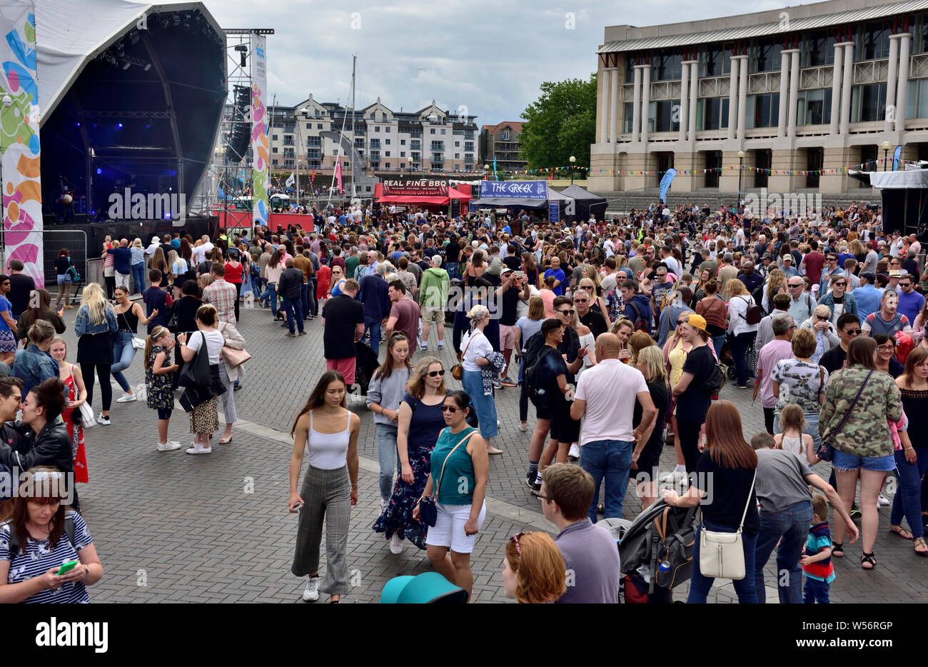 Des foules de gens dans un espace libre lorsque scène mis en place dans l'Amphithéâtre de l'événement pour Lloyds Bristol Banque D'Images