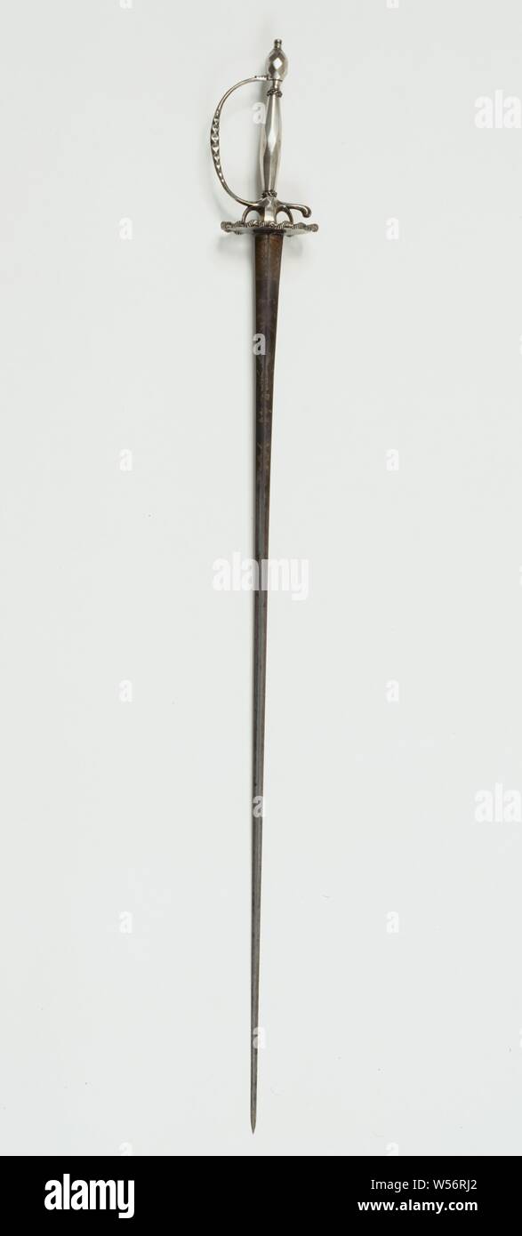 Pâte d'ornement avec les bras de Oranje Nassau, pâte d'argent avec poignée d'ornement et la plaque de déflecteur, la lame en acier gravé d'une inscription, représentant les armoiries de l'Oranje Nassau et les mots : 'Jean Horst M. Gravité Sweeper à Venlo '. Marquée sur la poignée : MVI, Venlo, Jean Horst, c. 1699 - c. 1899, le fer (métal), l 94,8 cm × w 8,7 cm × 6,8 cm d Banque D'Images