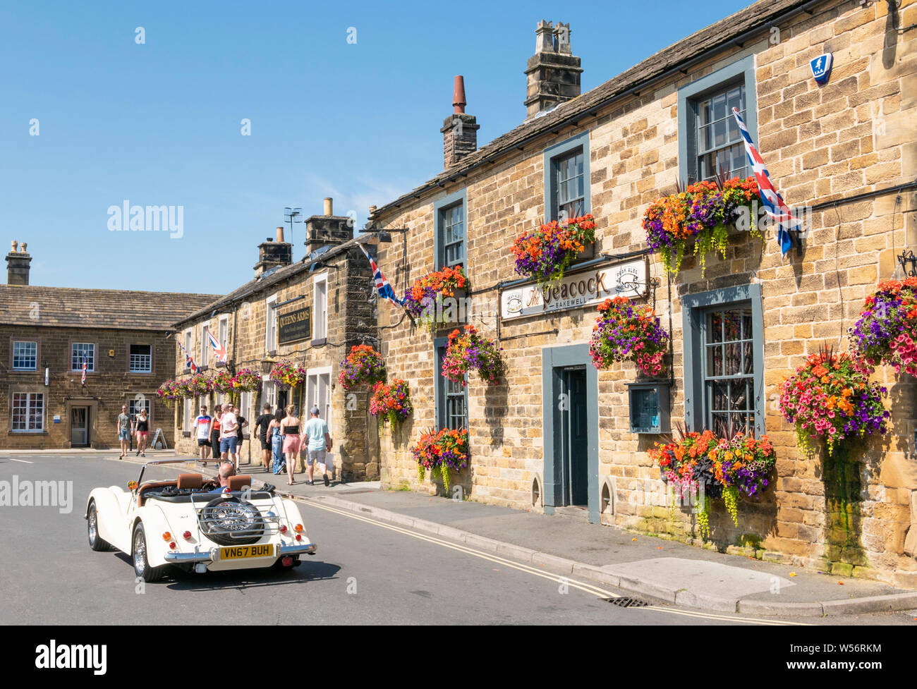 Le paon pub Country Inn et l'hôtel décoré avec des paniers de fleurs St Pont du centre-ville de Bakewell Bakewell Derbyshire England uk go Europe Banque D'Images