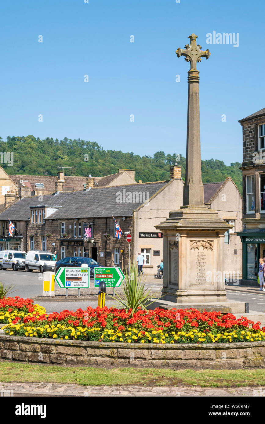 Le Monument aux Morts croix dans l'île de la circulation dans le centre-ville de Bakewell Bakewell Parc national de Peak District Bakewell Derbyshire England uk go Europe Banque D'Images