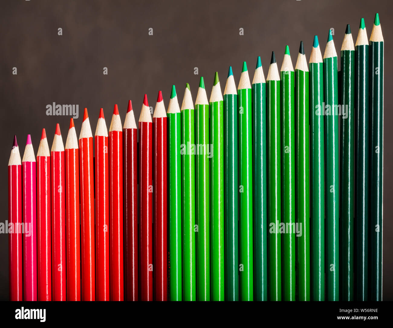 Crayons de couleur représentant les entreprises graphique d'augmenter les profits Banque D'Images