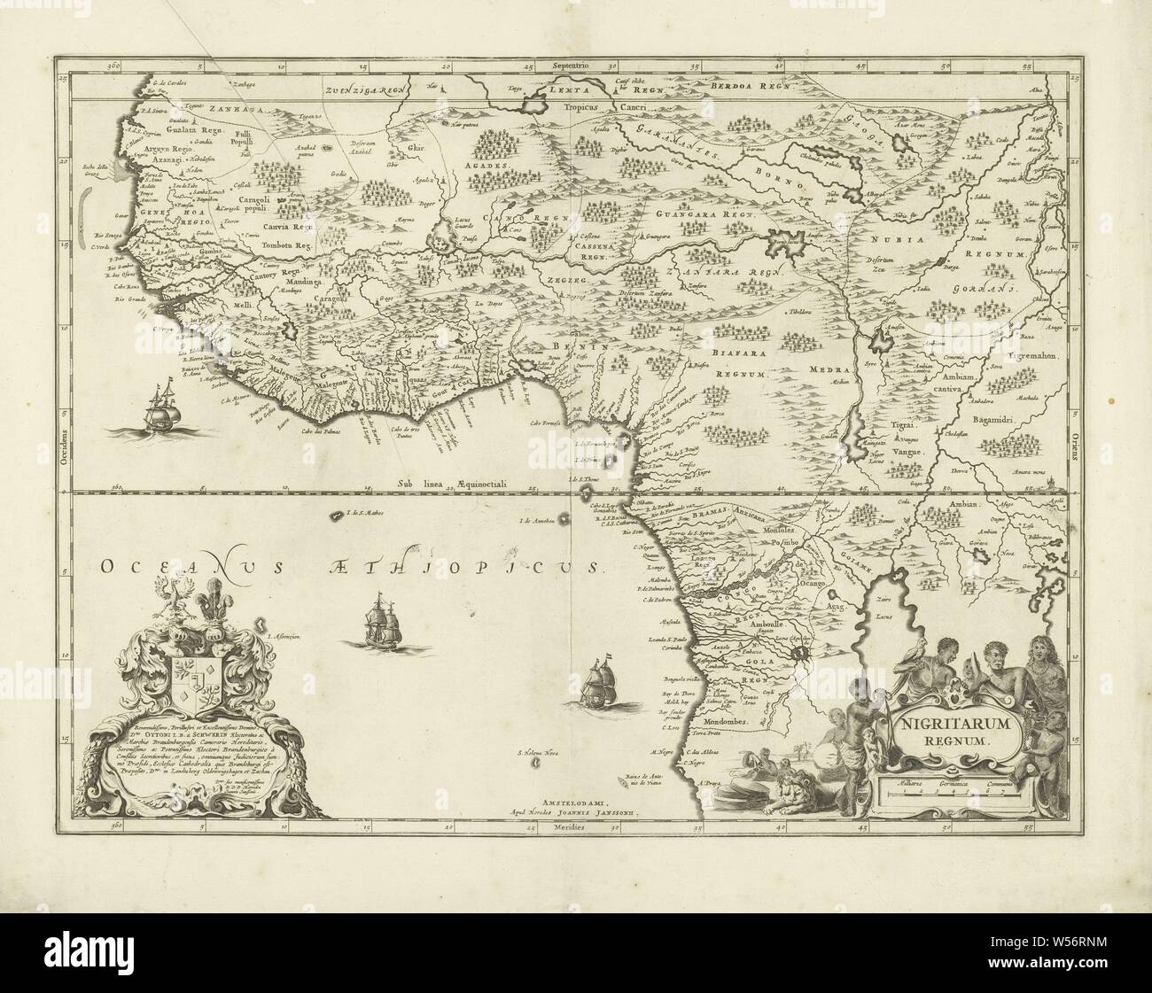 Carte de l'Afrique de l'Ouest, Nigritarum Regnum (titre sur l'objet), inscription r.o. entouré par les hommes, femmes et enfants, les animaux et produits. En vertu de l'échelle de l'inscription en allemand miles. L.o. affectation à Ottonius L. B. à Schwerin avec une arme avec deux casques. 3 navires en mer et les montagnes et les arbres, des cartes de pays ou de régions distinctes, les Africains, l'Afrique de l'Ouest, Johannes Janssonius van Waesberge (I) (mentionné sur l'objet), Amsterdam, 1675 - 1700, papier, gravure, h 428 mm × W 565 mm Banque D'Images