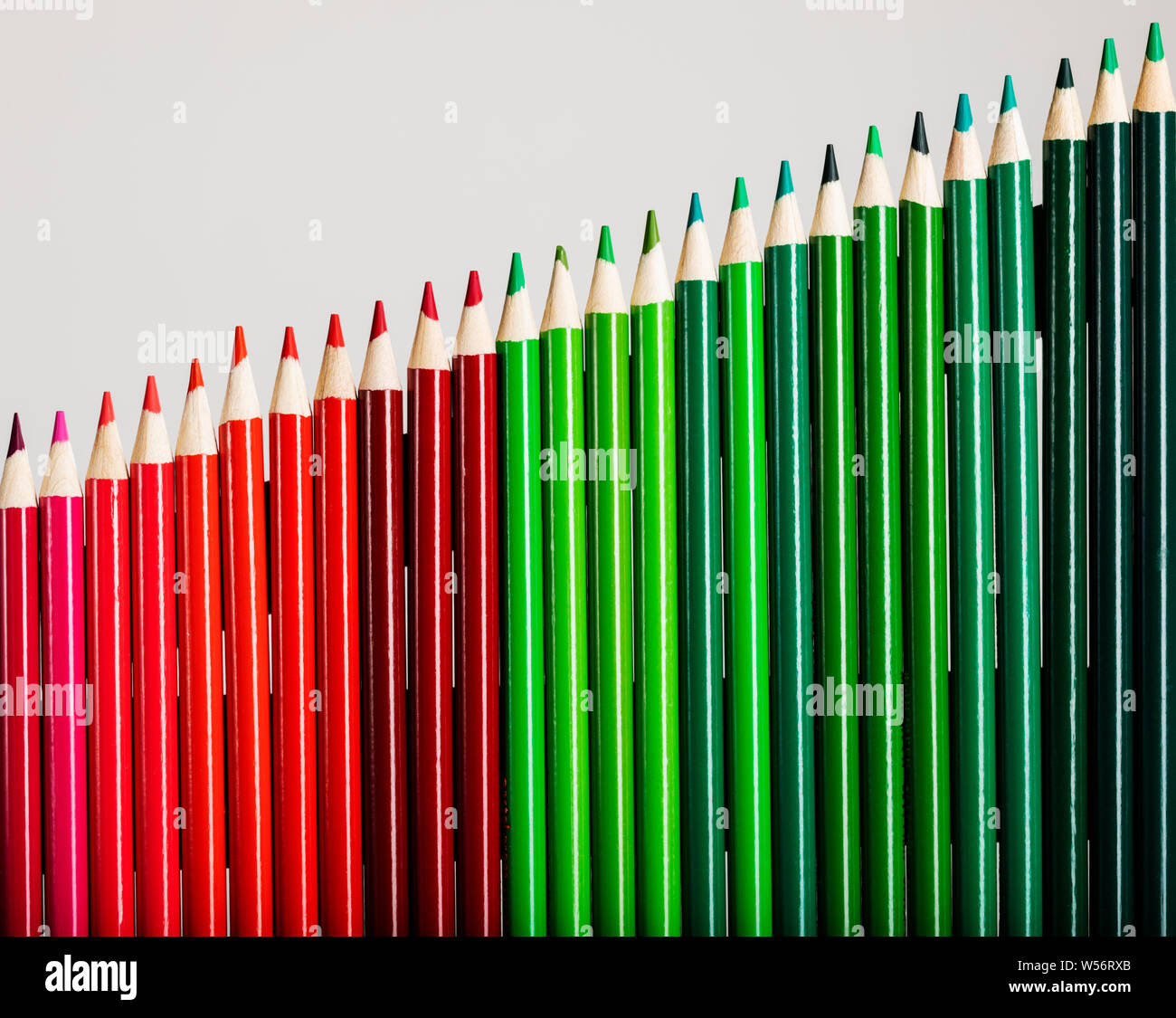 Crayons de couleur représentant les entreprises graphique d'augmenter les profits Banque D'Images