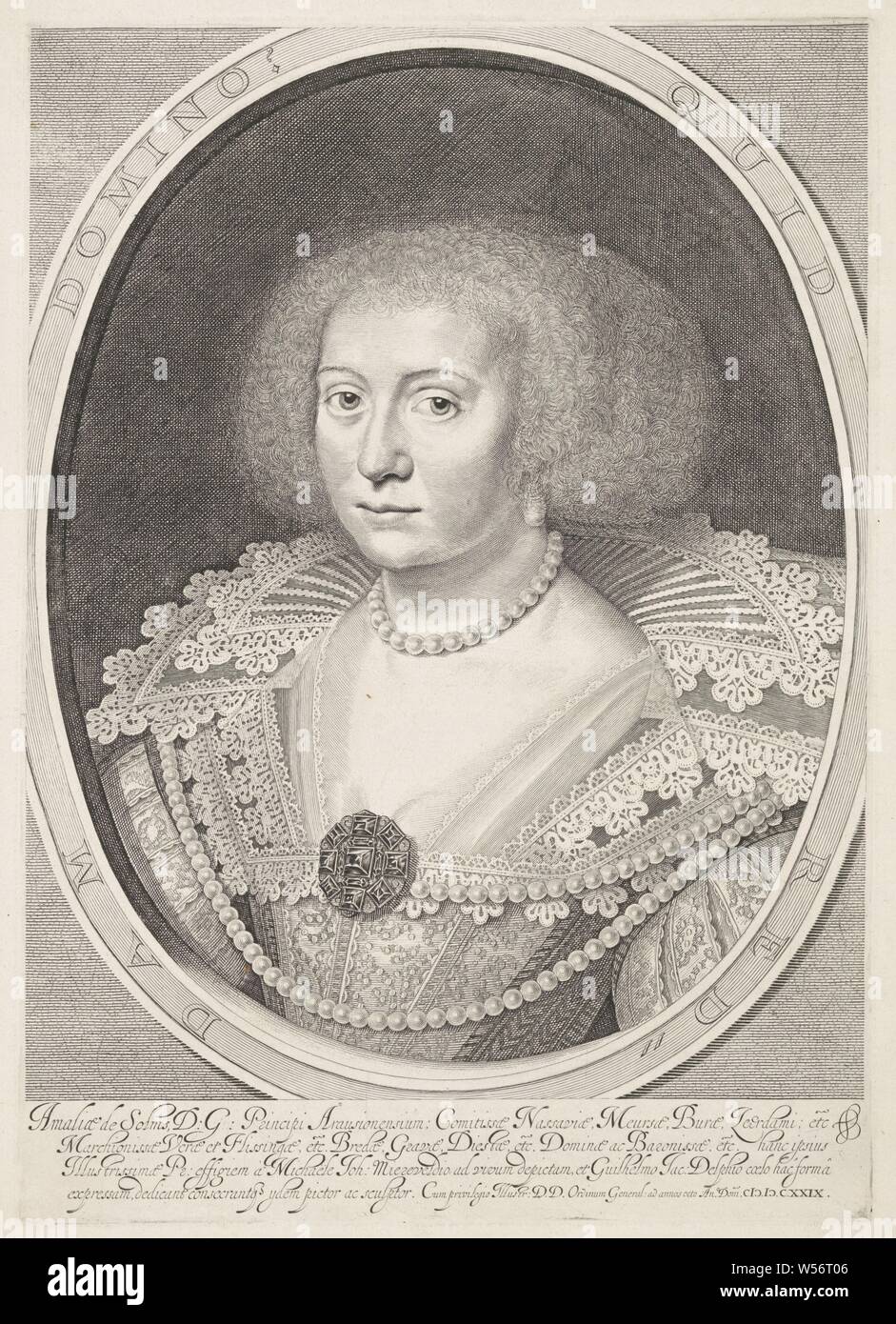 Portrait d'Amalia van Solms, Portrait d'Amalia dans un ovale avec bordure lettrage. Dans le fond de quatre lignes de texte latin, Amalia van Solms, Willem Jacobsz. Delff (mentionné sur l'objet), Delft, 1629, papier, gravure, h 419 mm × W 316 mm Banque D'Images