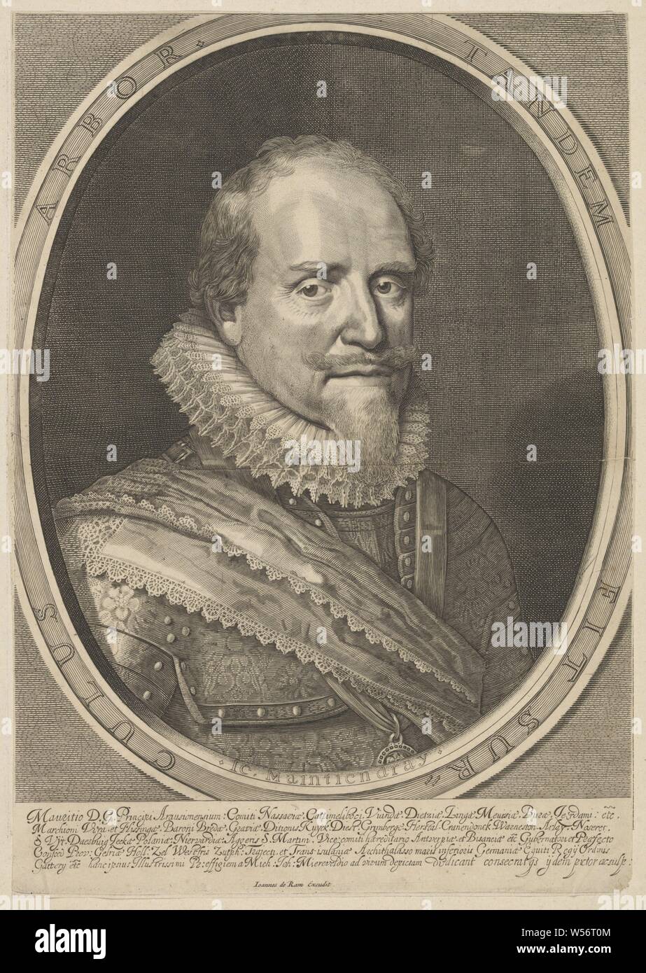 Portrait de Maurits, Prince d'Orange, Portrait de Maurits dans un ovale avec bordure lettrage. Ci-dessous cinq lignes de texte latin, ordre de chevalerie (Porte-jarretelles) - insigne d'un ordre de chevalerie, p. ex. . : badge, chaîne, Maurits (Prince d'Orange), anonyme, 1668 - 1693, le papier, gravure, h 416 mm × W 292 mm Banque D'Images