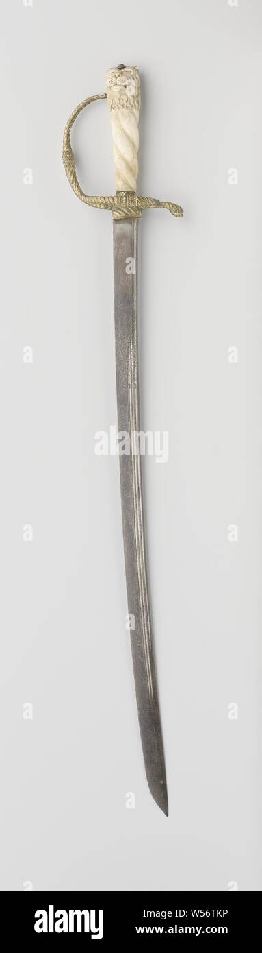 Sabre, Sabre avec pommeau en ivoire. Bouton dans la forme d'une tête de lion doré et garde., anonyme, c. 1600 - c. 1700, le fer (métal), ivoire, laiton (alliage), gravure, l 82,5 cm × w 14 cm × 4,5 cm d Banque D'Images