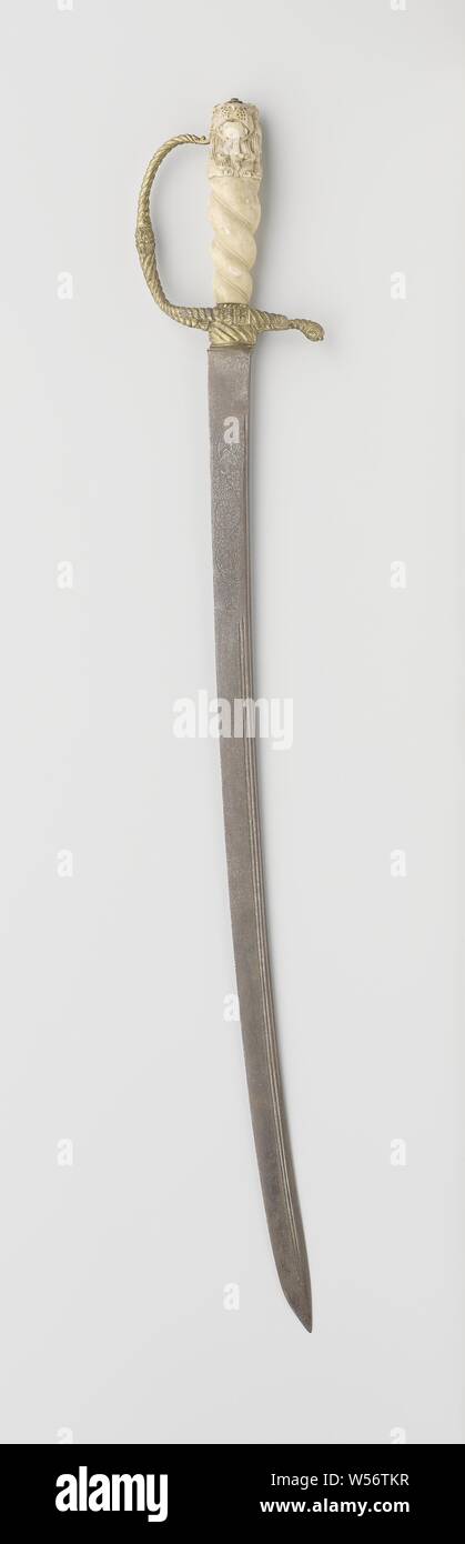 Sabre, Sabre avec pommeau en ivoire. Bouton dans la forme d'une tête de lion doré et garde., anonyme, c. 1600 - c. 1700, le fer (métal), ivoire, laiton (alliage), gravure, l 82,5 cm × w 14 cm × 4,5 cm d Banque D'Images