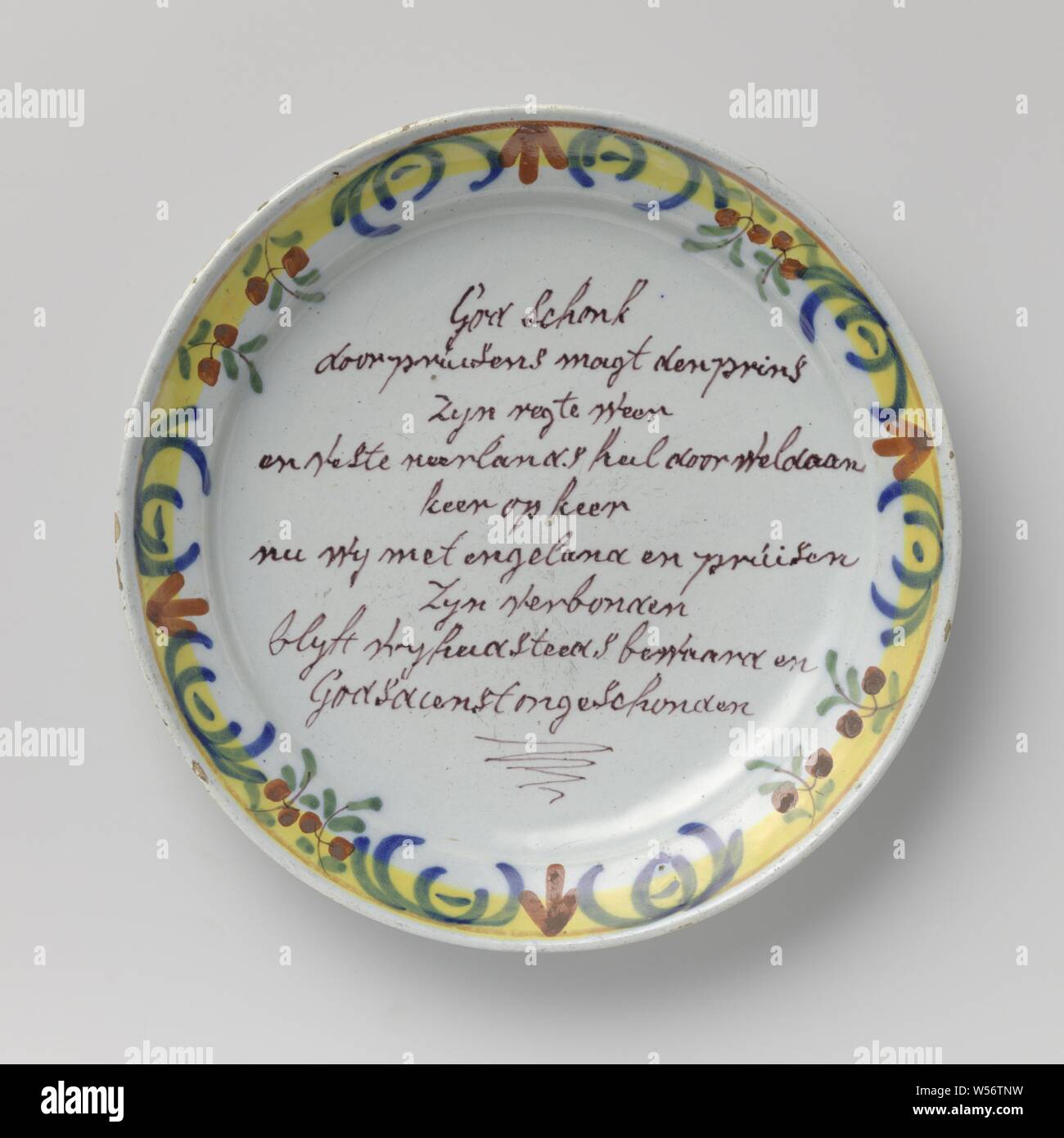 Plaque avec inscription : Dieu a donné par Pruisens .. magt, plate, blanc avec bordure peinte polychrome. Sur le plat le texte : Dieu a donné à nouveau le prince prince son droit et établi le salut en néerlandais bien encore et encore maintenant que nous sommes reliés à l'Angleterre et prusses, la liberté est toujours conservé et la religion est intact., anonyme, Delft, 1787, porcelaine (matériau), d 22,6 cm × H 3,4 cm Banque D'Images