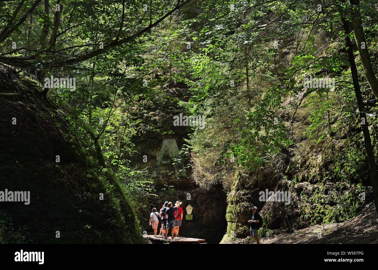 Eisenach, Allemagne. 26 juillet, 2019. Les randonneurs passent par la Gorge du Dragon. L'Drachenschlucht est d'environ 2,6 kilomètres de long et a été rendu accessible en 1832. Crédit : Martin Schutt/dpa-Zentralbild/dpa/Alamy Live News Banque D'Images