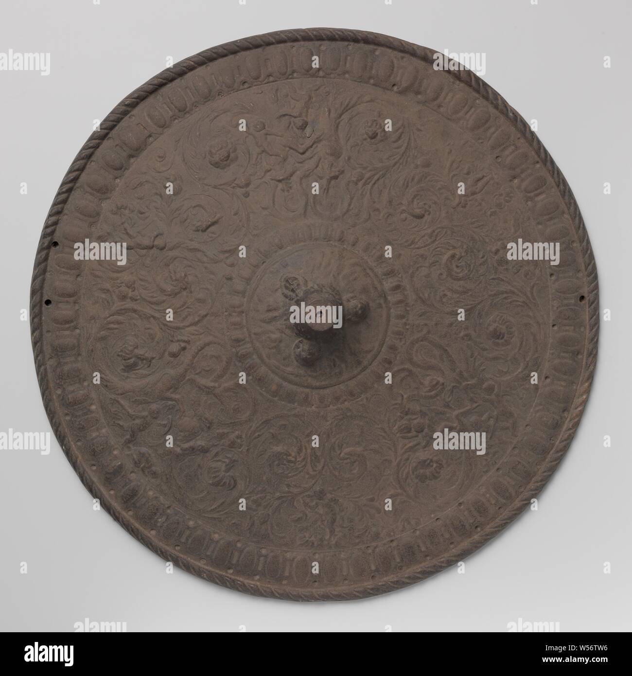 Galvanoplastic la reproduction d'un bouclier rond avec vrilles et putti, Galvanoplastic la reproduction d'un bouclier rond avec vrilles et putti., anonyme, inconnu, c. 1400 - c. 1950, le fer (métal), d 50 cm × H 8,5 cm Banque D'Images