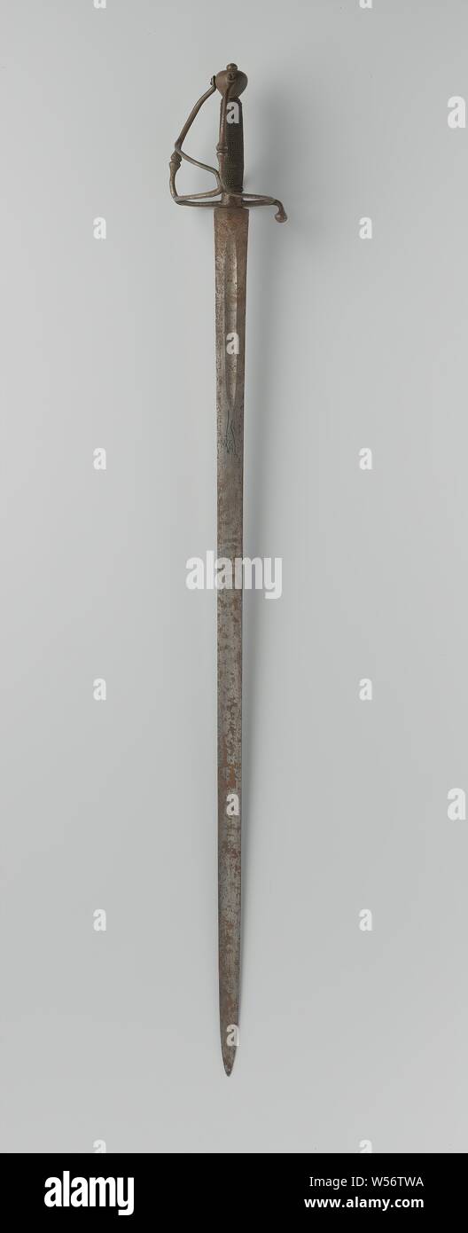 L'épée, l'épée de fer. Panier avec bouton, deux supports, l'âne sabot, demi-protecteur, la plaque de déflecteur avec trous, enveloppé poignée. Kling avec gravure de l'exécution de loup et 1414 sur les deux côtés. Au niveau du talon de la lame d'un côté la marque du PTB., anonyme, c. 1850 - c. 1870, le fer (métal), l 103 cm × w 13 cm × H 12 cm Banque D'Images
