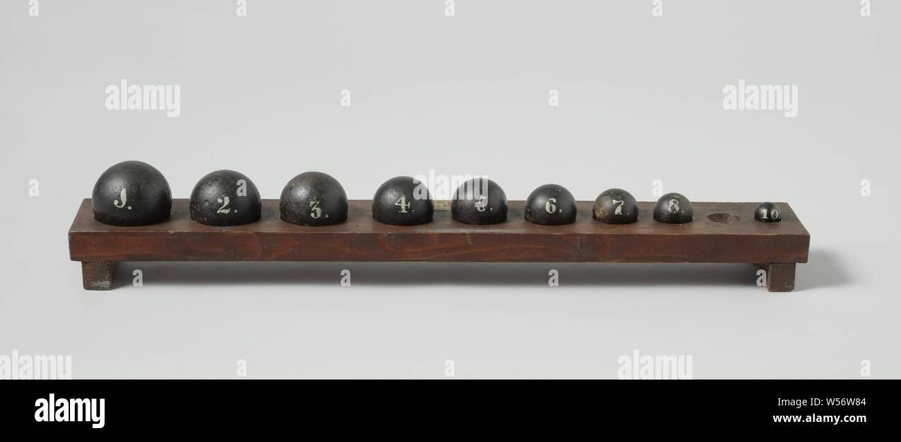 Dix échantillons de Shot, Collection de dix balles de fer solide, en diminuant la taille, numérotés de 1 à 10, sur une planche de bois. Numéro 9 est manquant., anonyme, inconnu, c. 1800 - c. 1880, le fer (métal), bois (matière végétale), la peinture (revêtement), stand : h 9 cm × w 59 cm × d 8.6 cm ball 1 : d 6,4 cm ball 2 : d 6.1 cm ball 3 : d 5,5 cm ball 4 : d 5 cm ball 5 : d 4.6 cm ball 6 : d 4.3 cm ball 7 : d 3,7 cm ball 8 : d 3.3 cm balle 10 : d 2.2 cm Banque D'Images